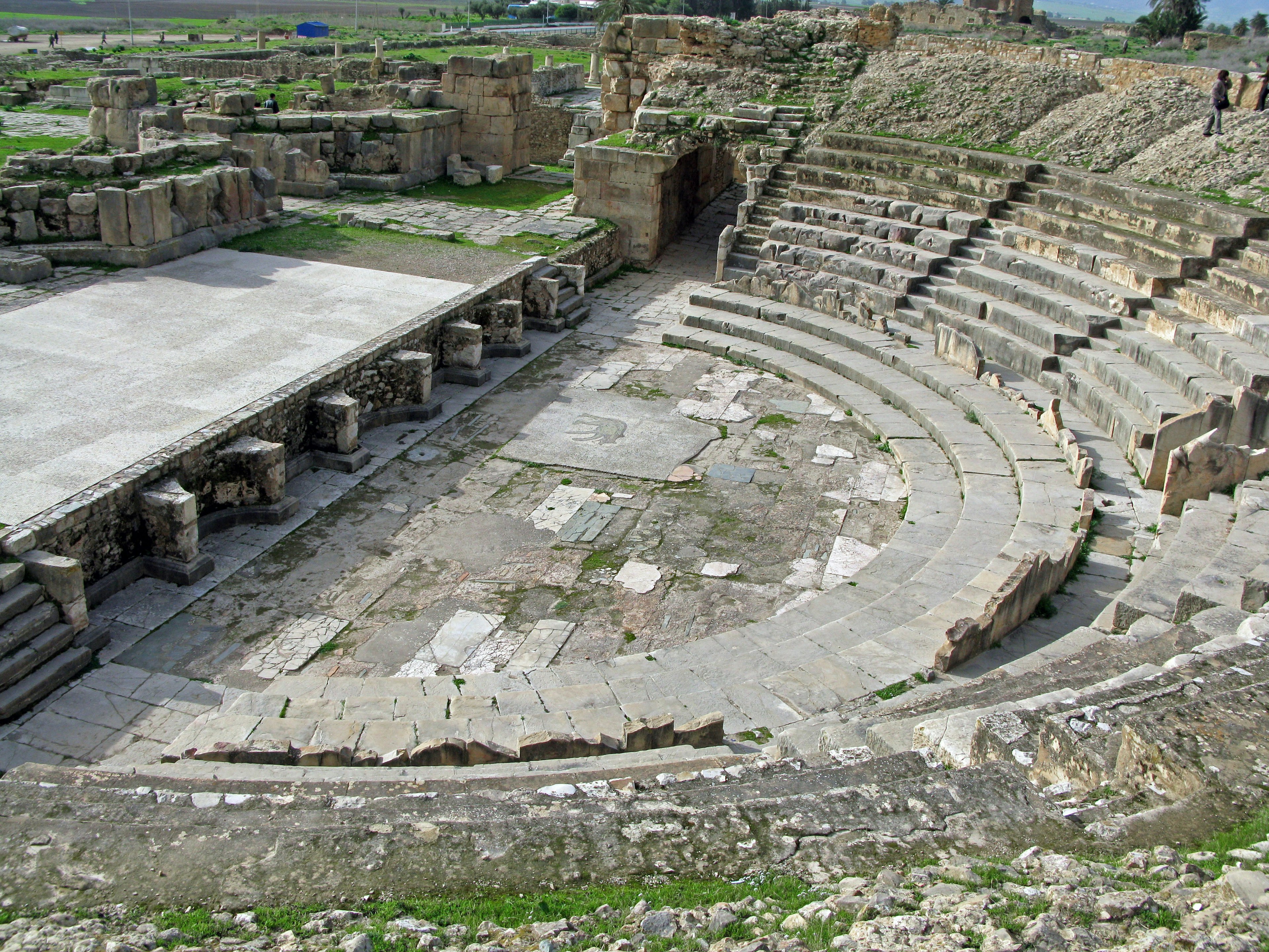 Rovine di un antico teatro con sedili e palcoscenico