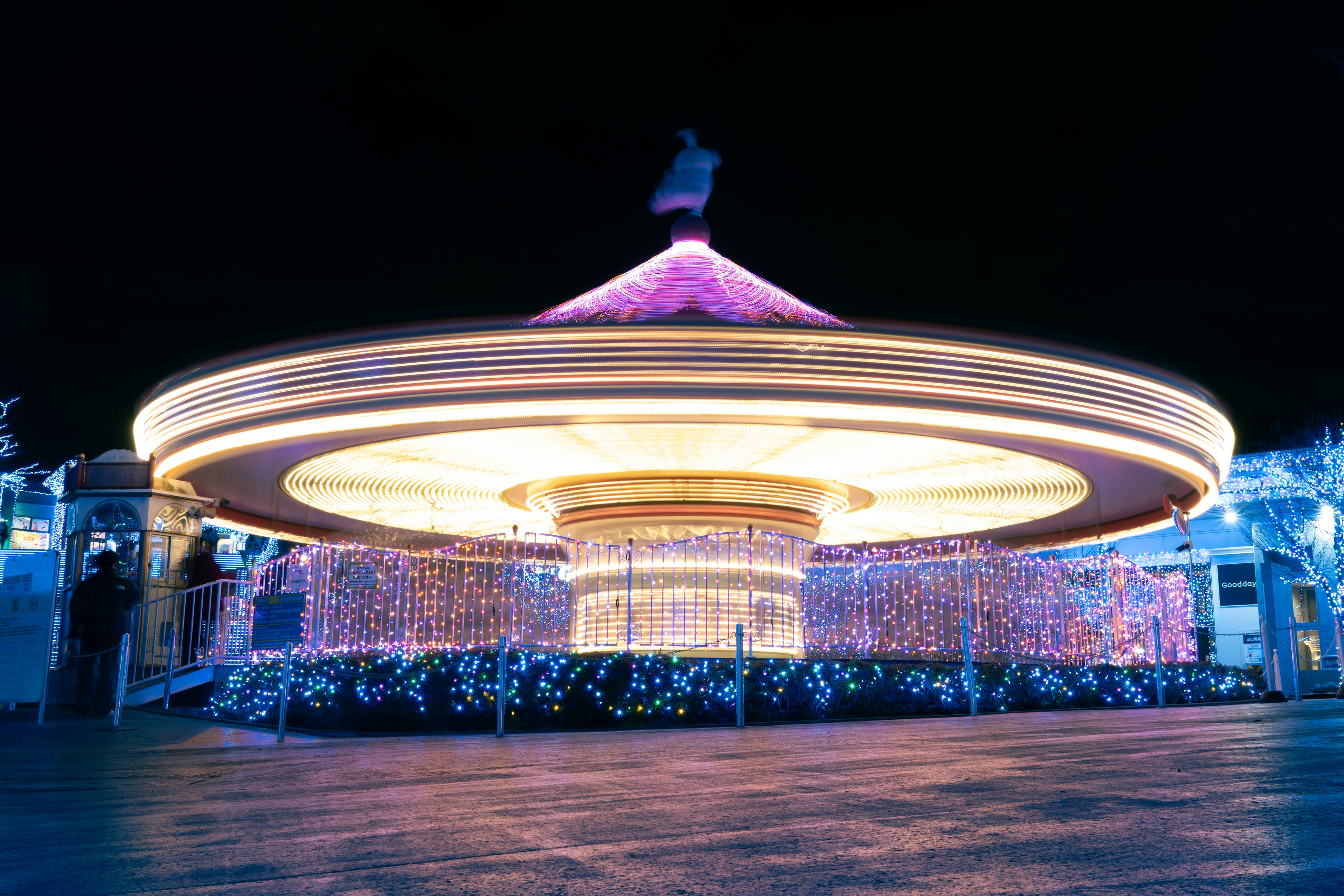 Pemandangan malam dari carousel dengan lampu berwarna