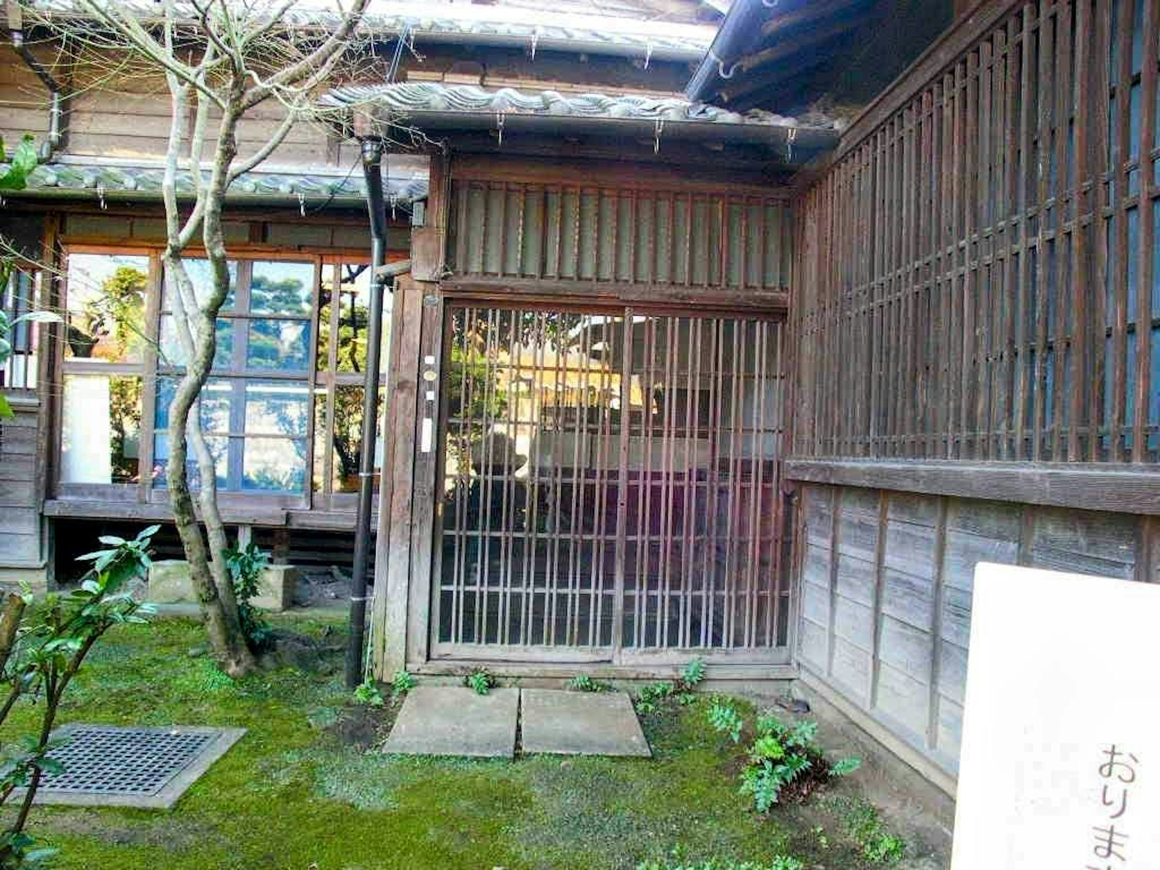 Traditionelle japanische Holzarchitektur mit Gartenblick