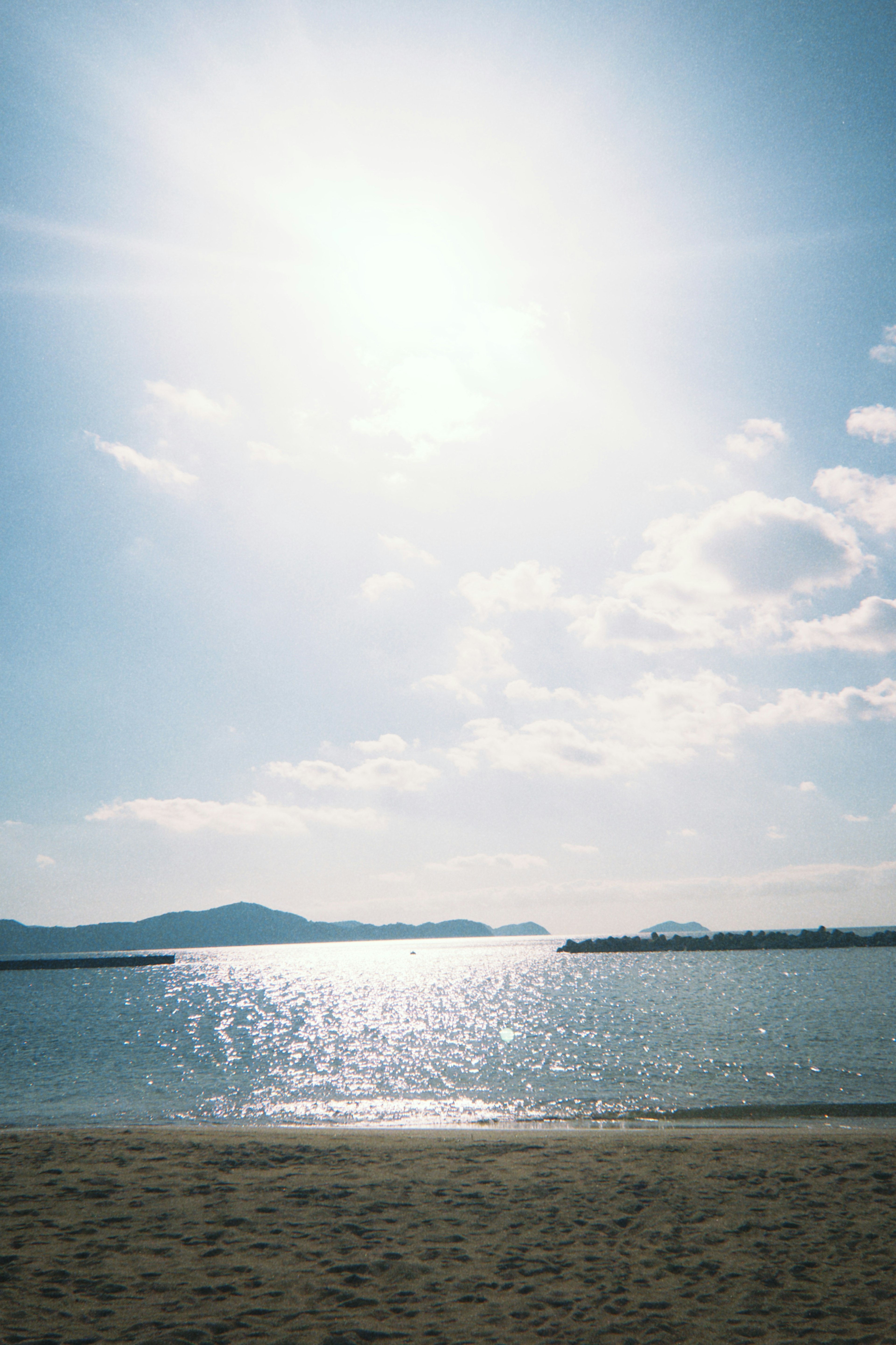 Scène de mer calme et ciel bleu avec soleil brillant