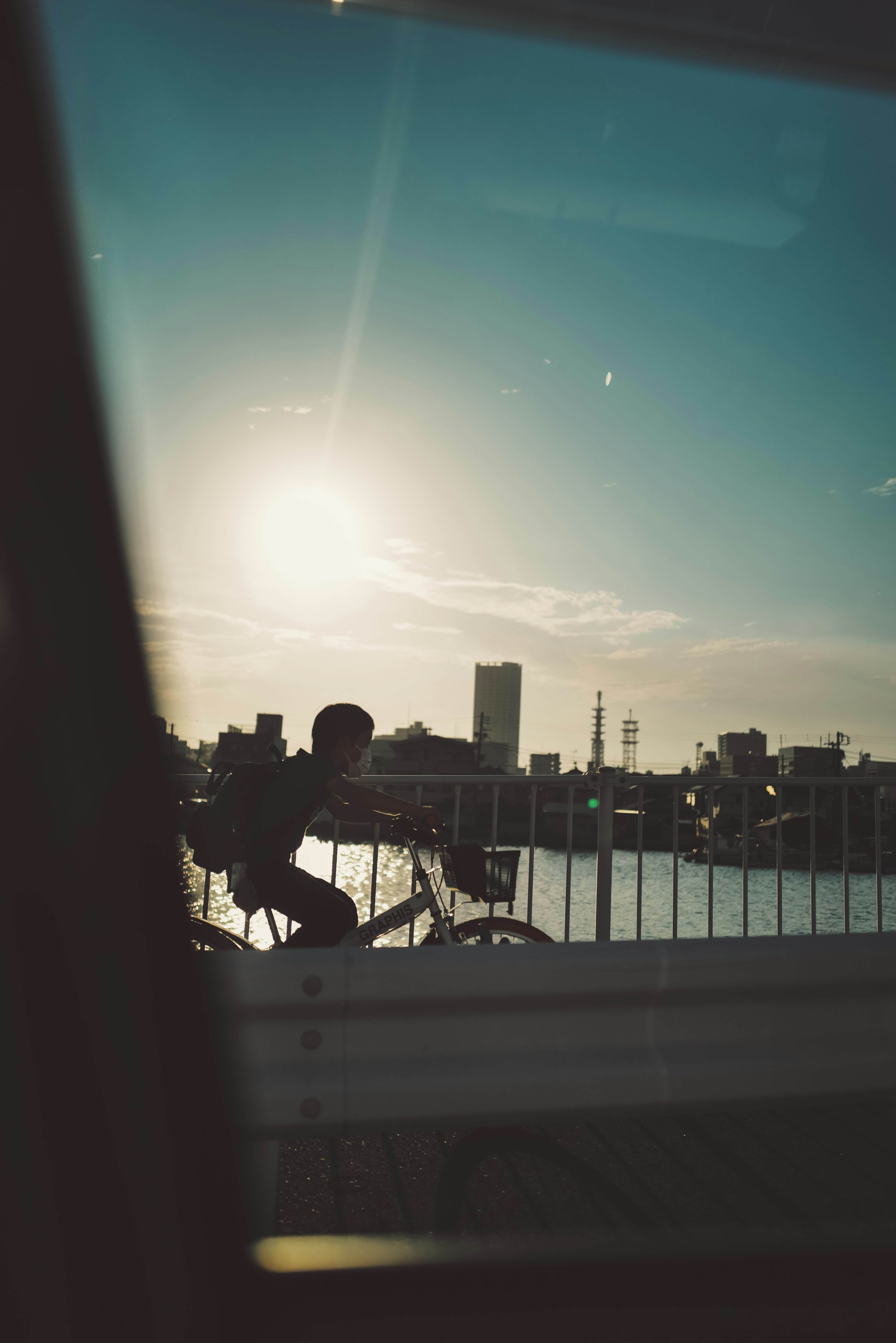 Silhouette d'une personne faisant du vélo contre un coucher de soleil