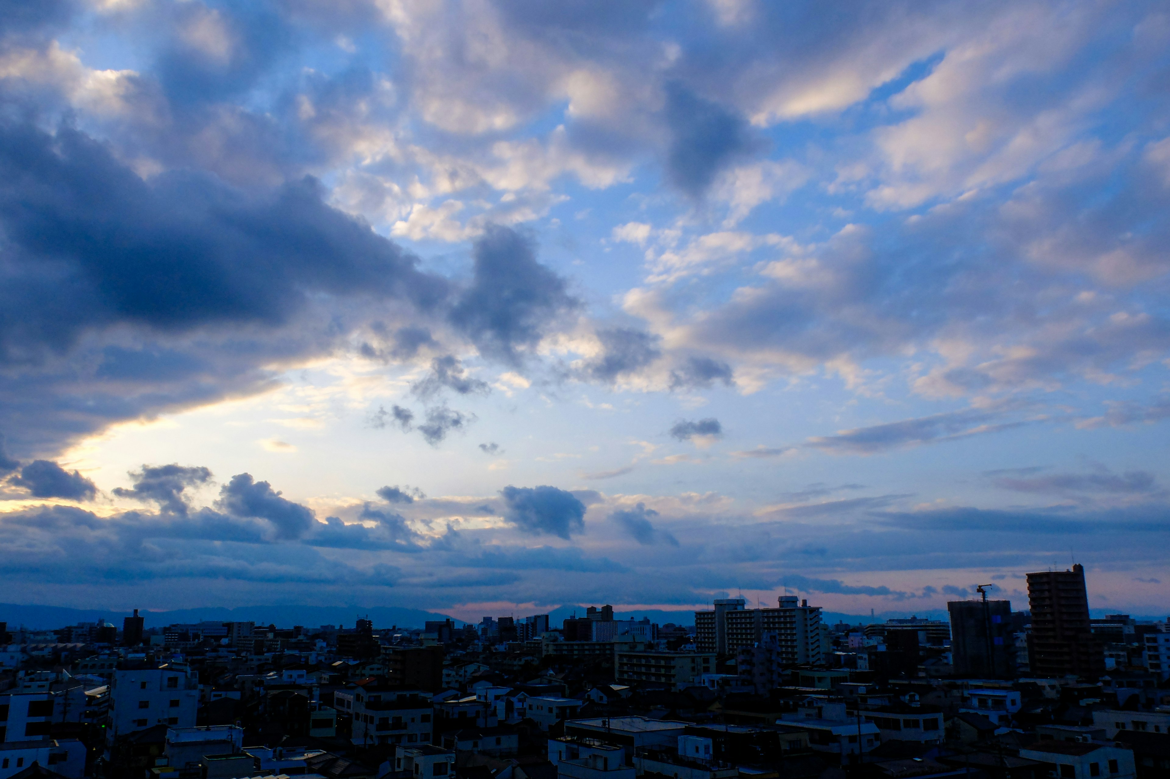 Stadtansicht unter einem blauen Himmel mit verstreuten Wolken