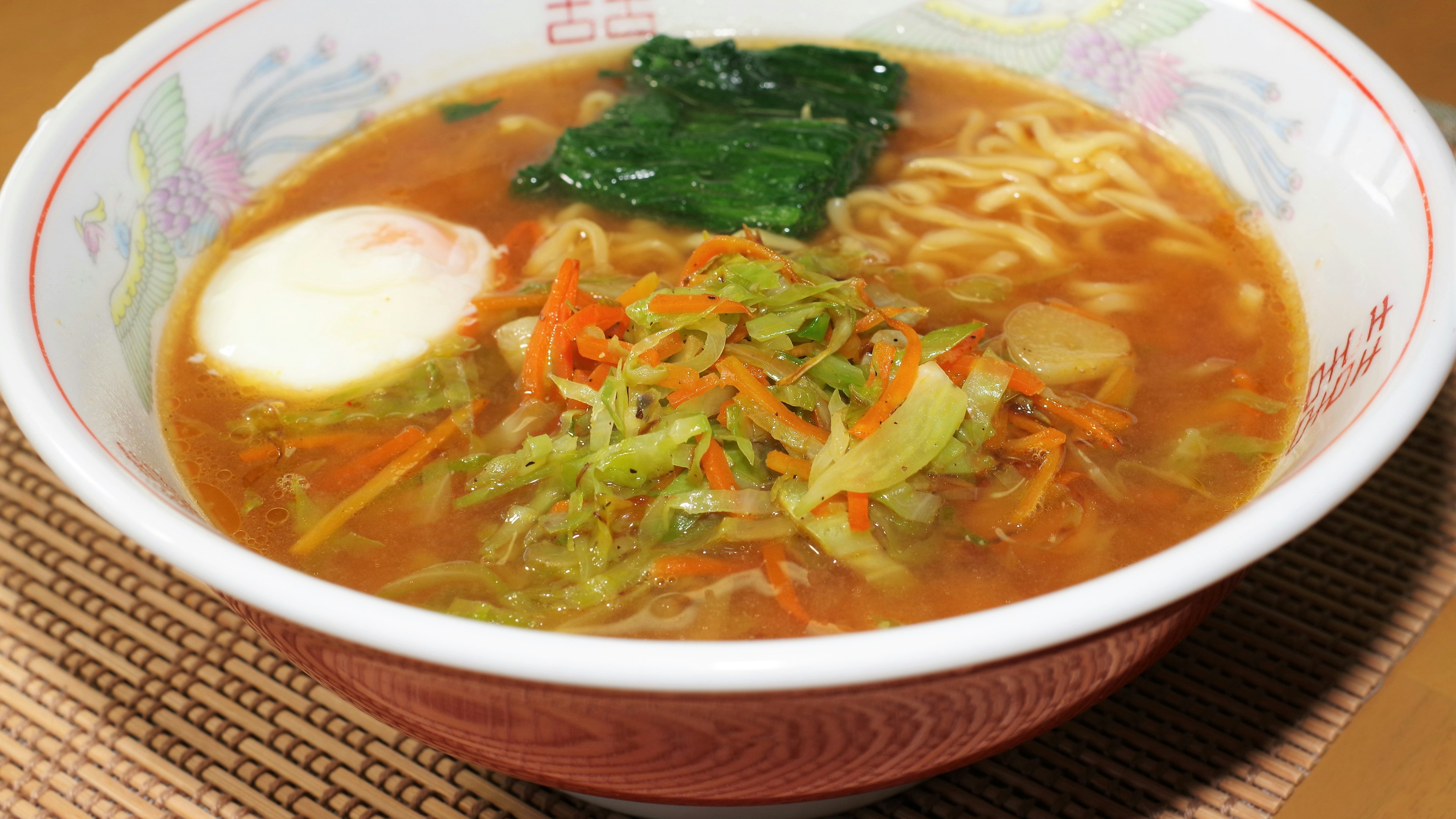 Mangkuk ramen yang menampilkan kaldu, sayuran, dan telur rebus