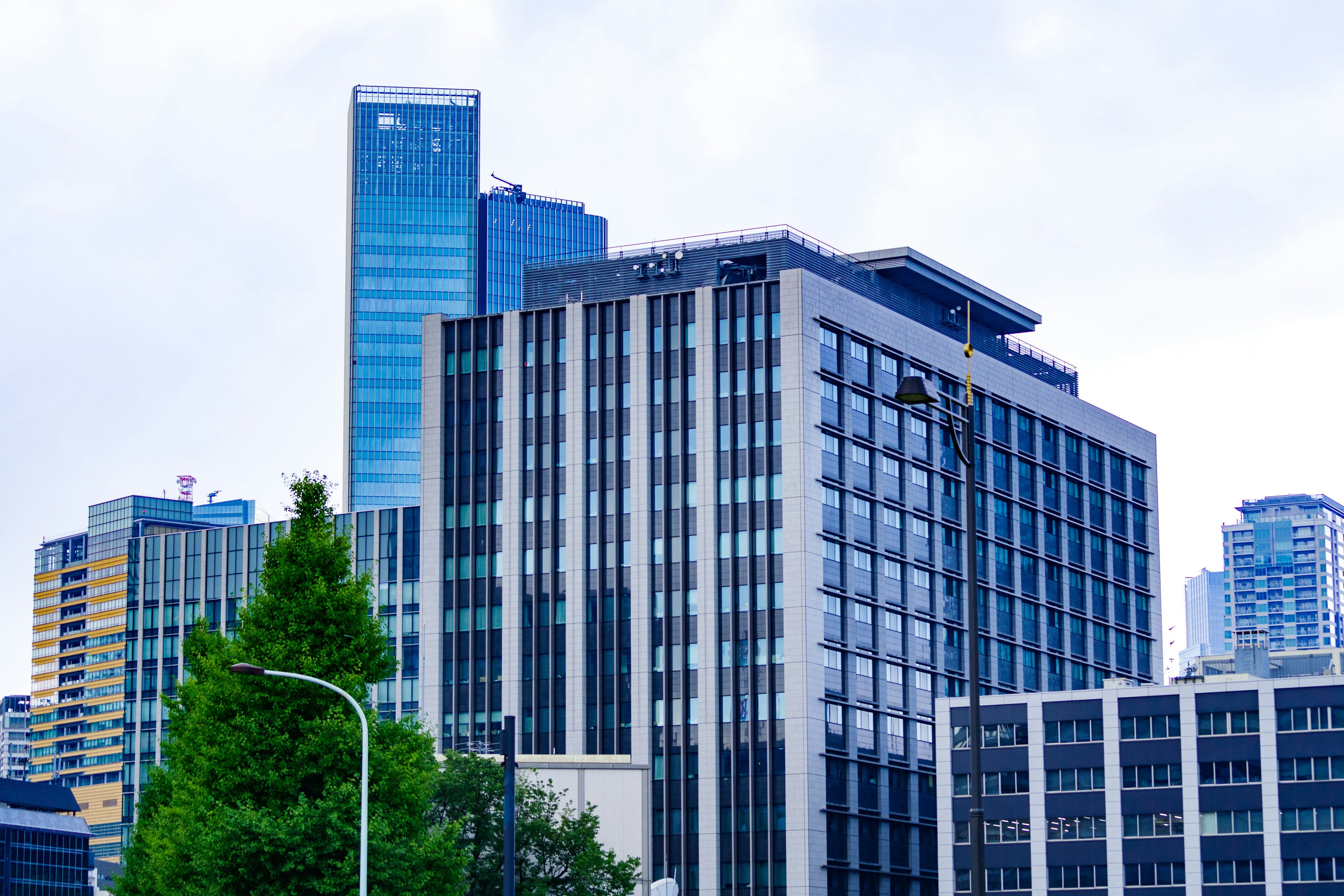 Paisaje urbano moderno con edificios contemporáneos y vegetación