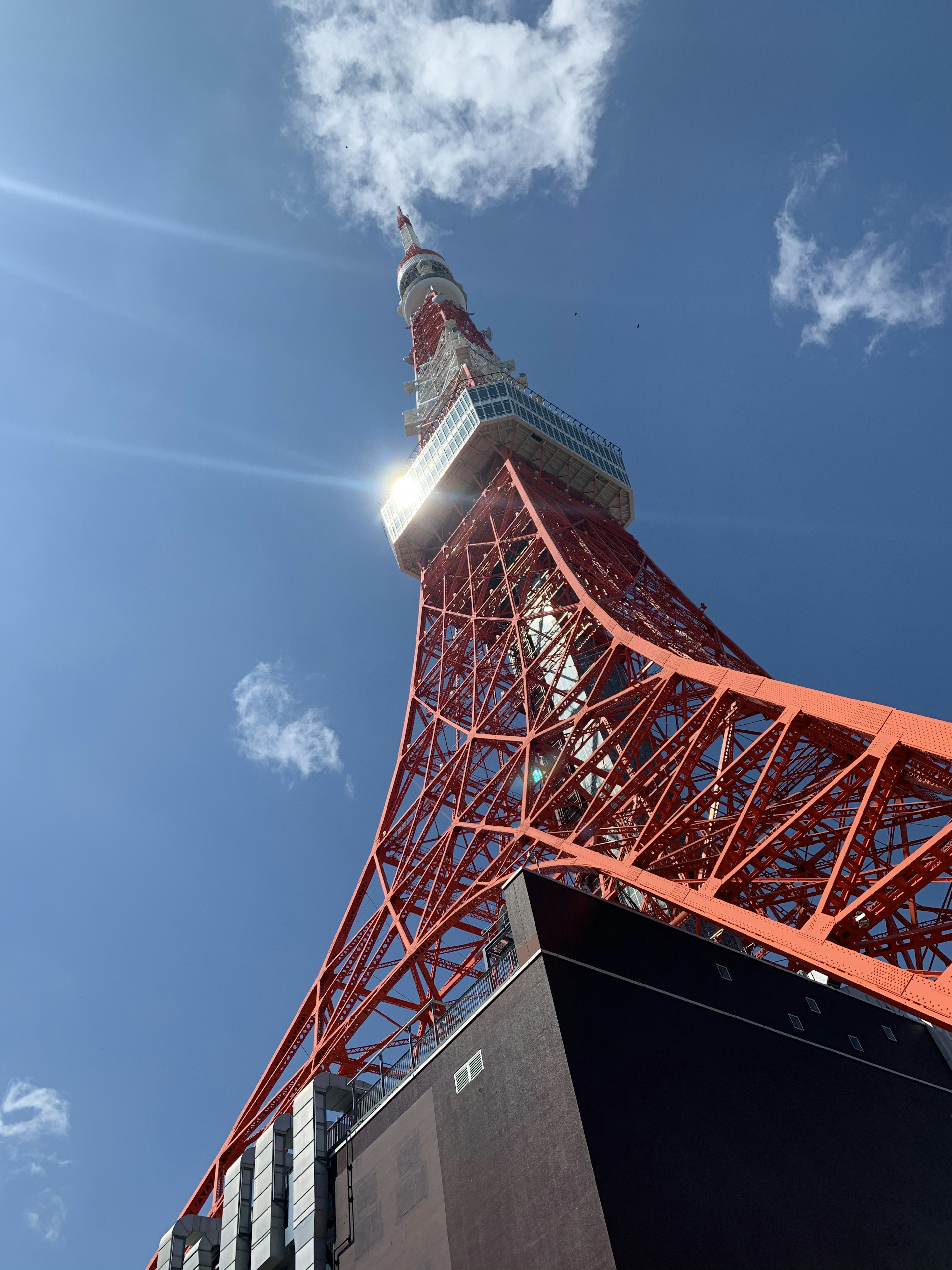 東京タワーの上部が青空にそびえ立つ様子