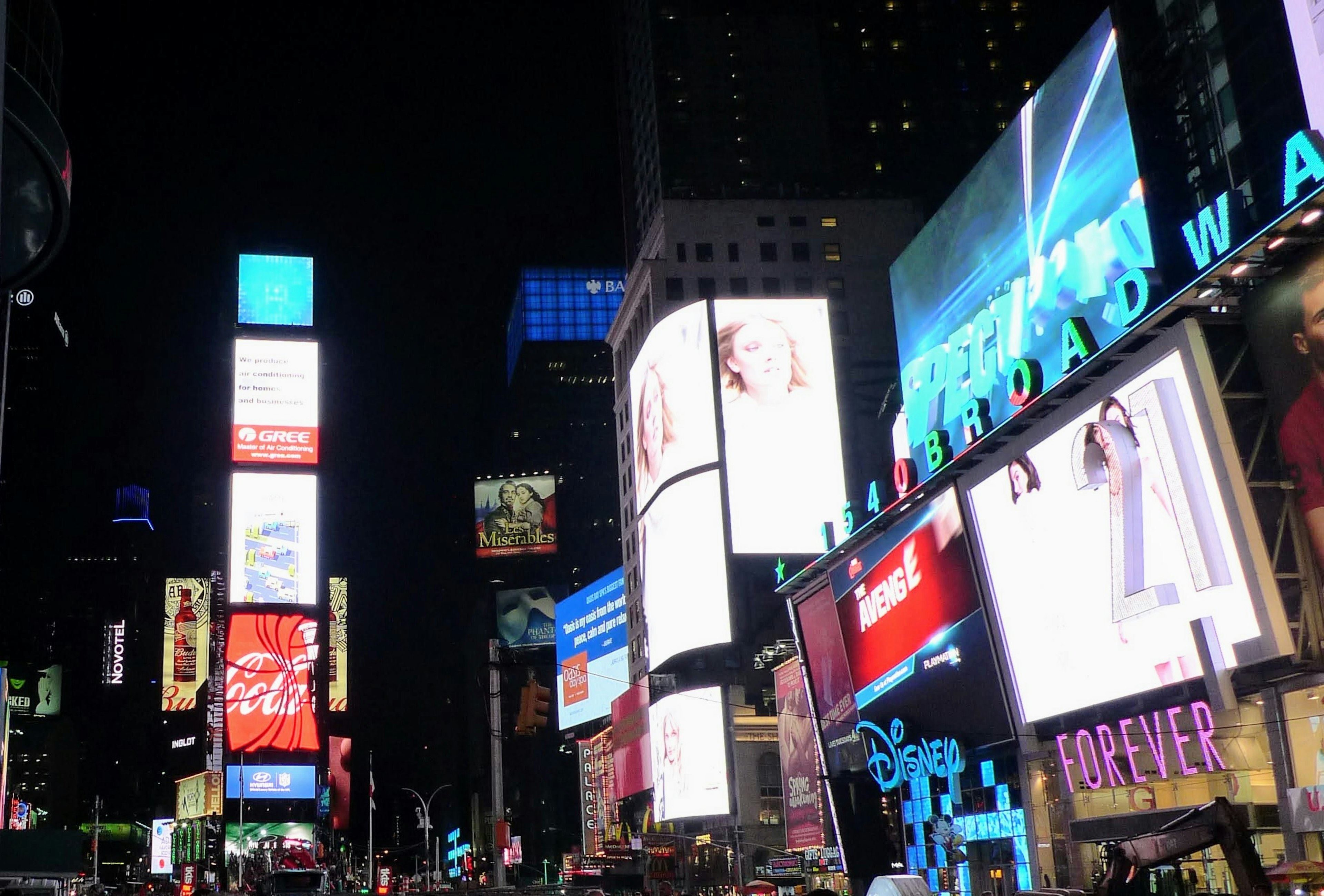 Biển hiệu neon sáng và quảng cáo tại Times Square vào ban đêm