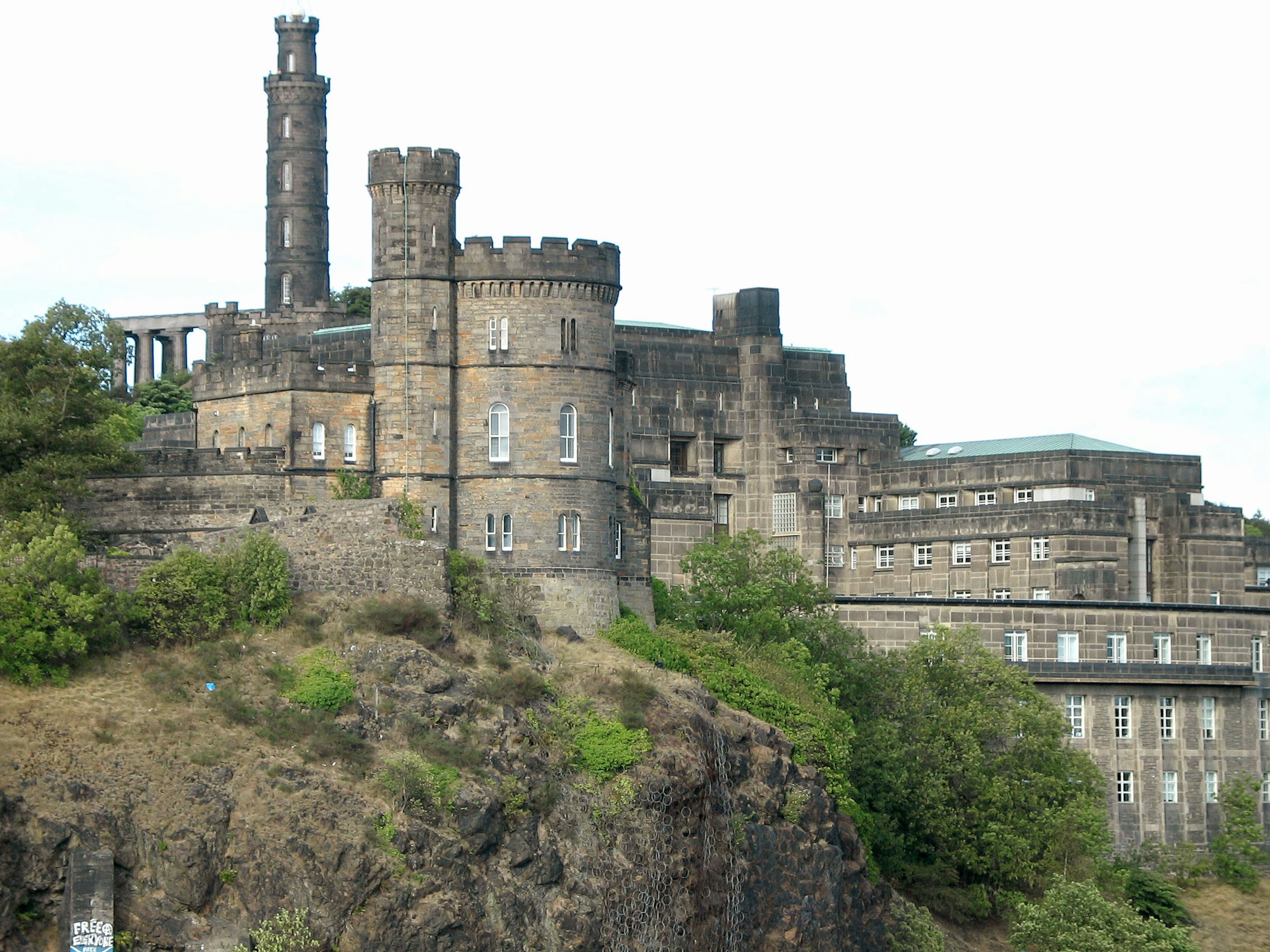 Paesaggio del castello di Edimburgo con torri di pietra e vegetazione lussureggiante