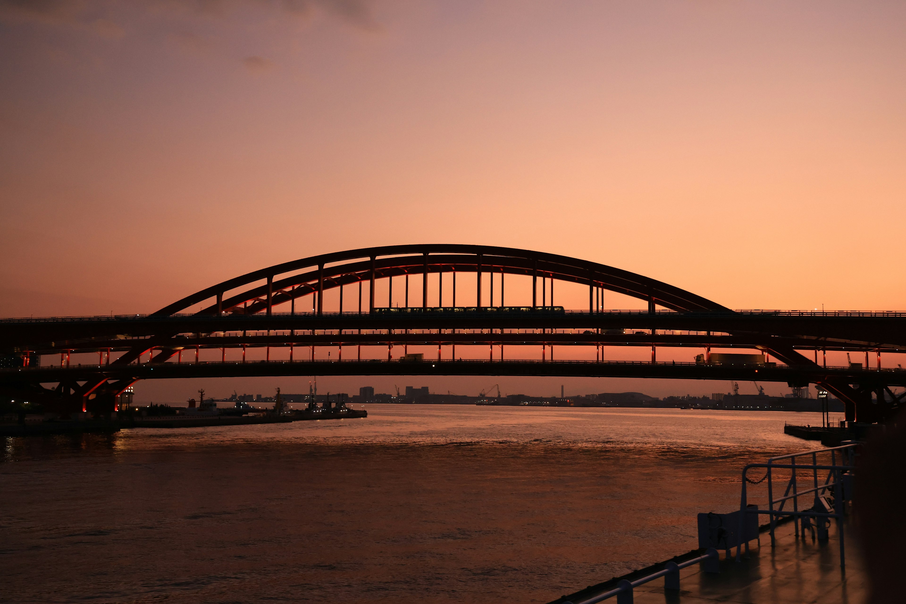 Silhouette di un ponte contro un bel tramonto