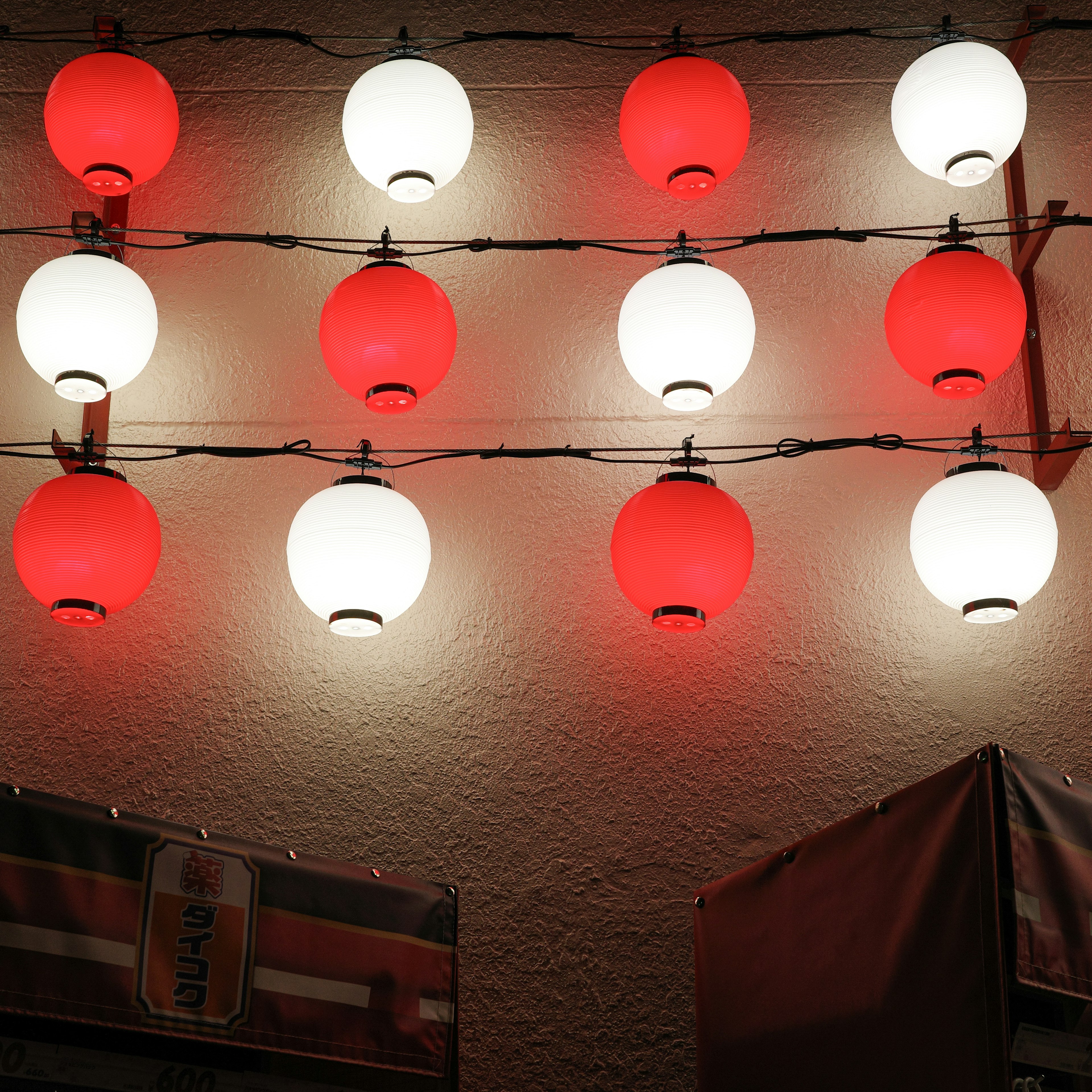 Decorative wall featuring red and white lanterns