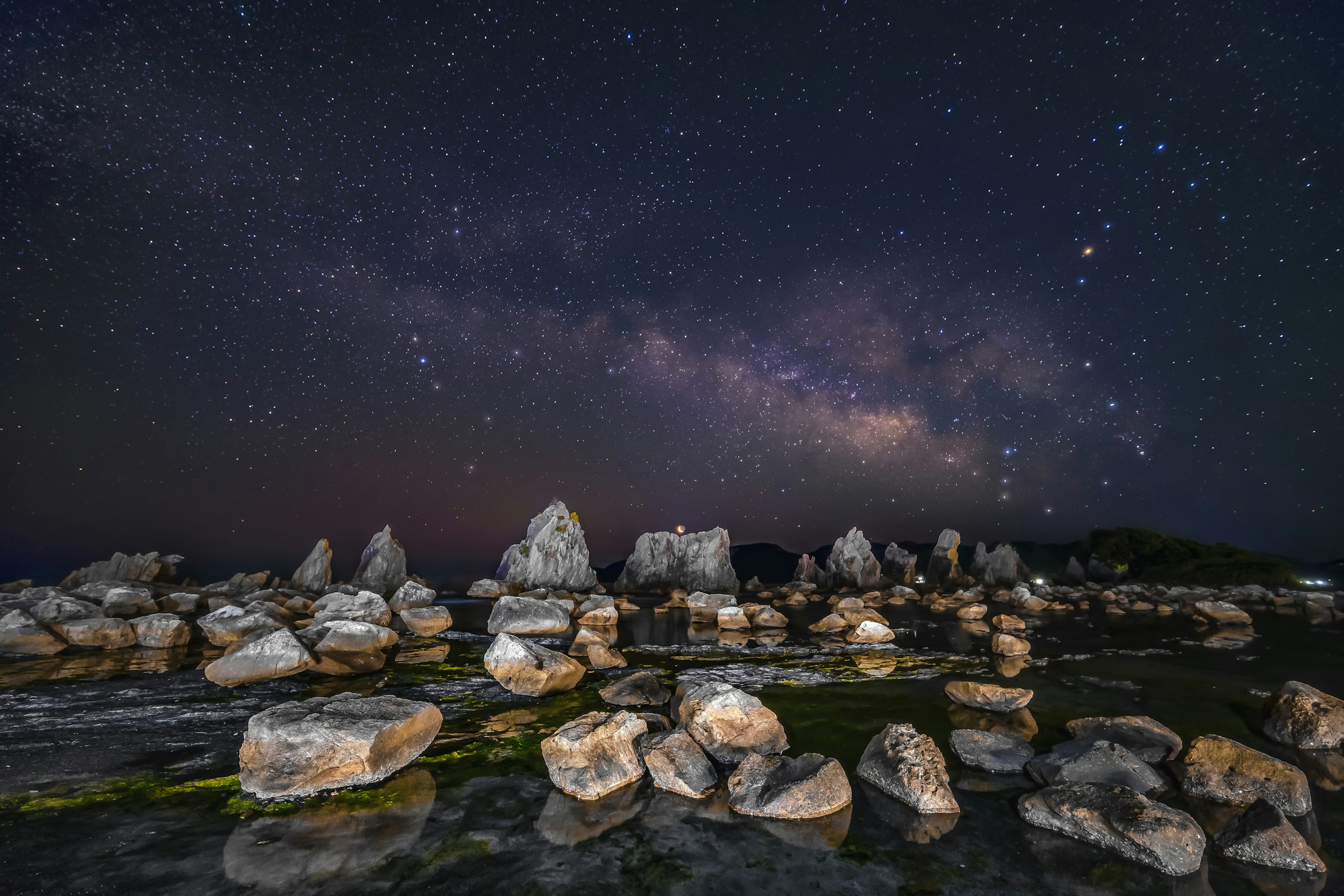 夜空中星河與岩石景觀