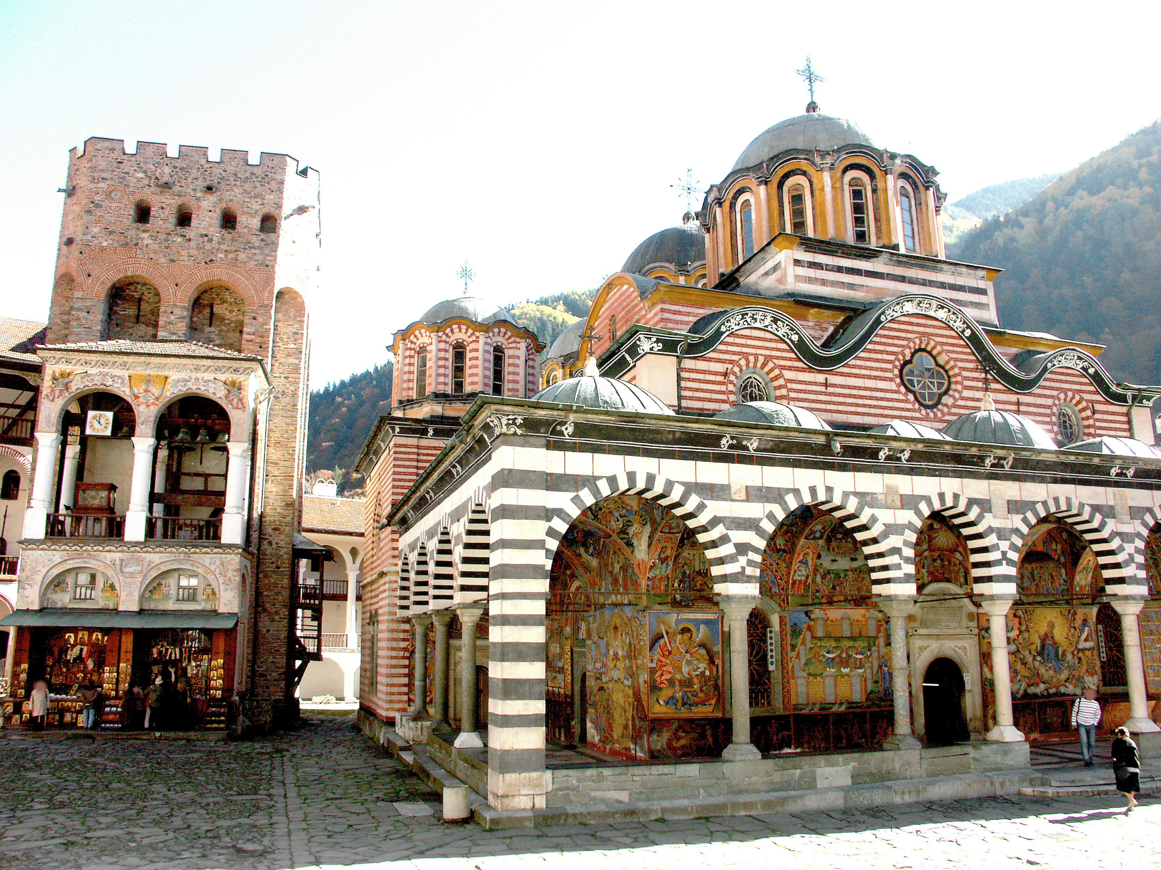 Hermosa iglesia de estilo bizantino con torre histórica