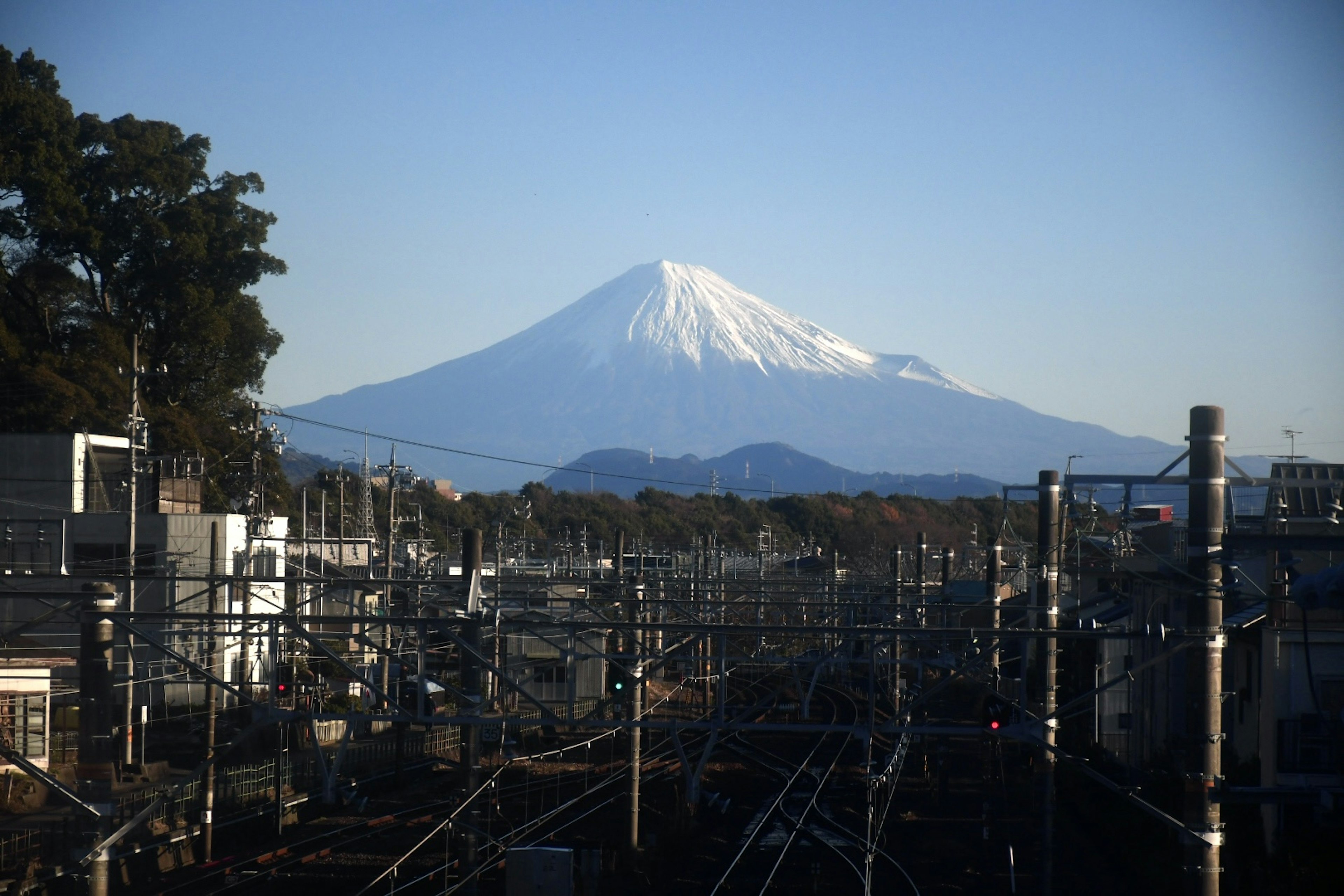 Paesaggio urbano con il monte Fuji sullo sfondo