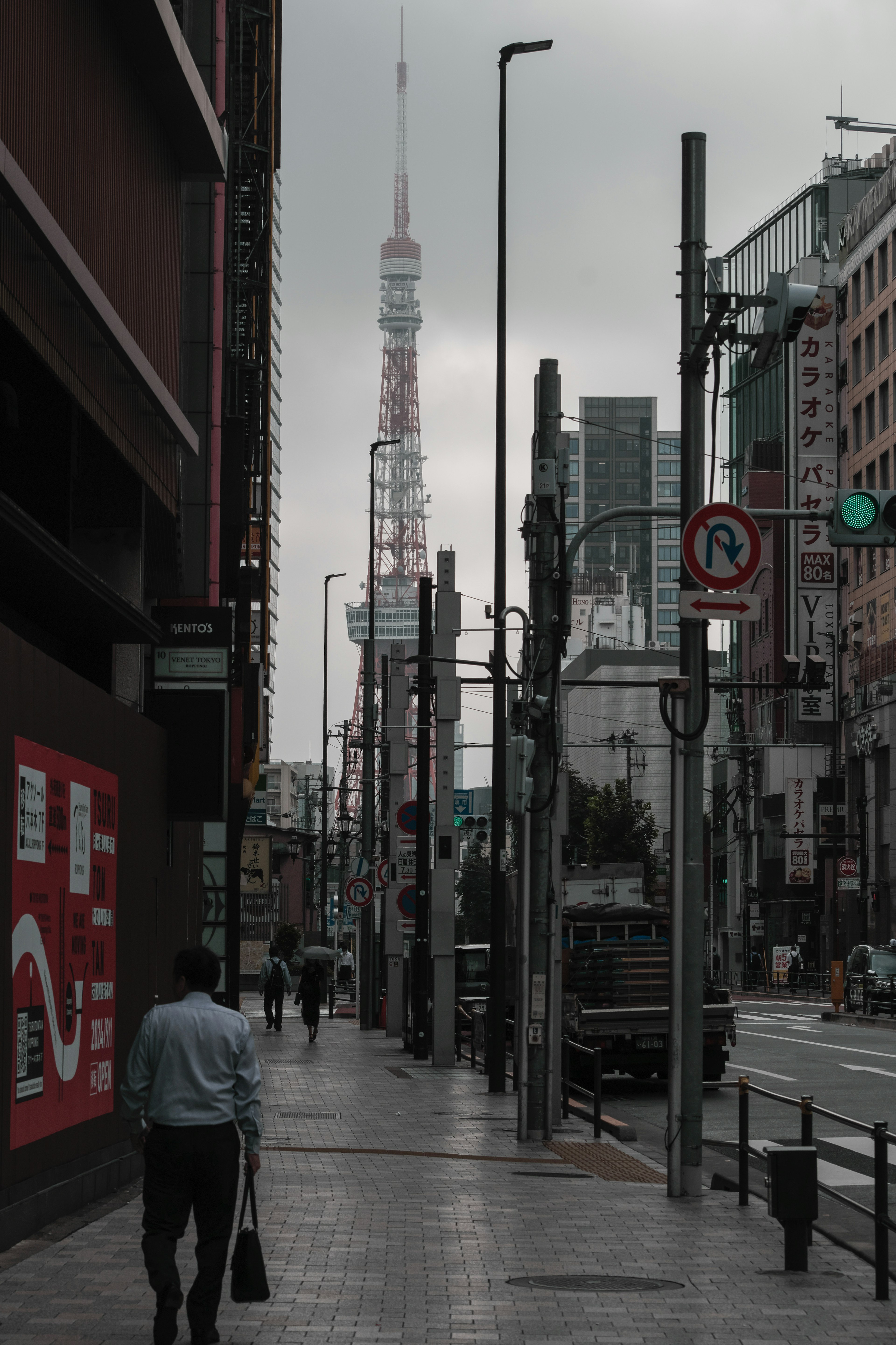 東京タワーを背景にした曇りの日の街並み