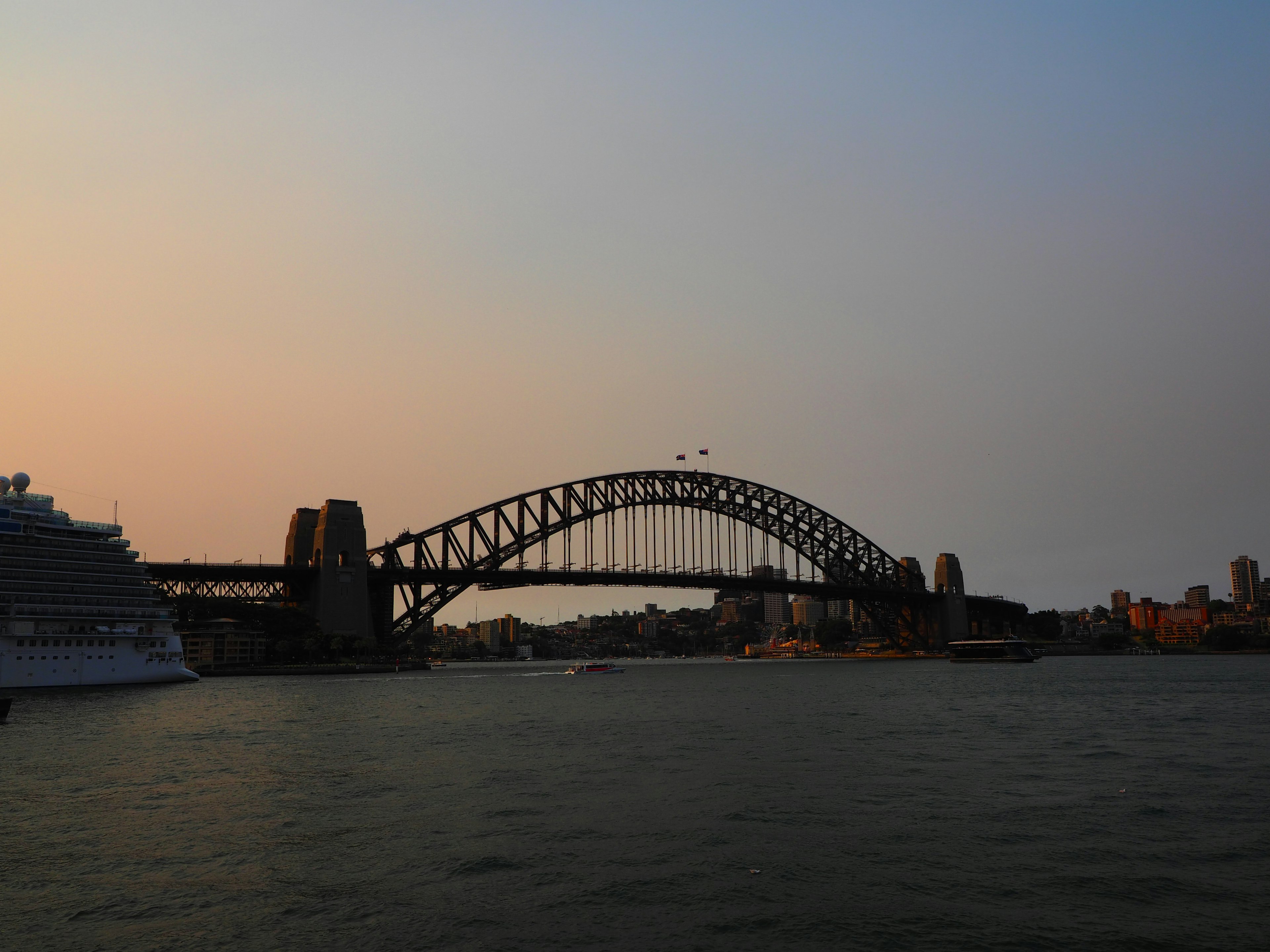 Sydney Harbour Bridge im Silhouetten gegen einen Sonnenuntergangshimmel