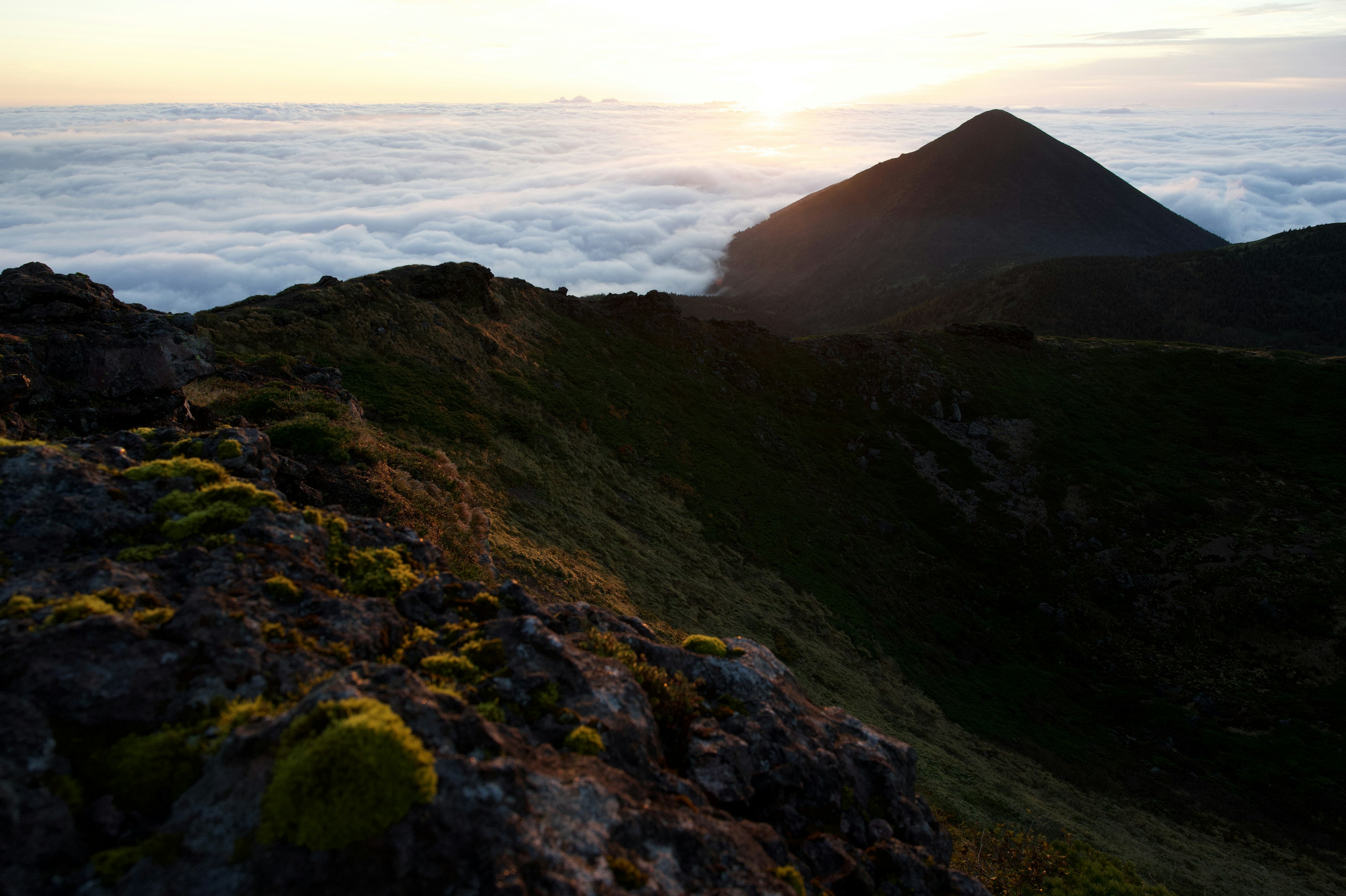 Magnifique lever de soleil depuis un sommet de montagne sur une mer de nuages