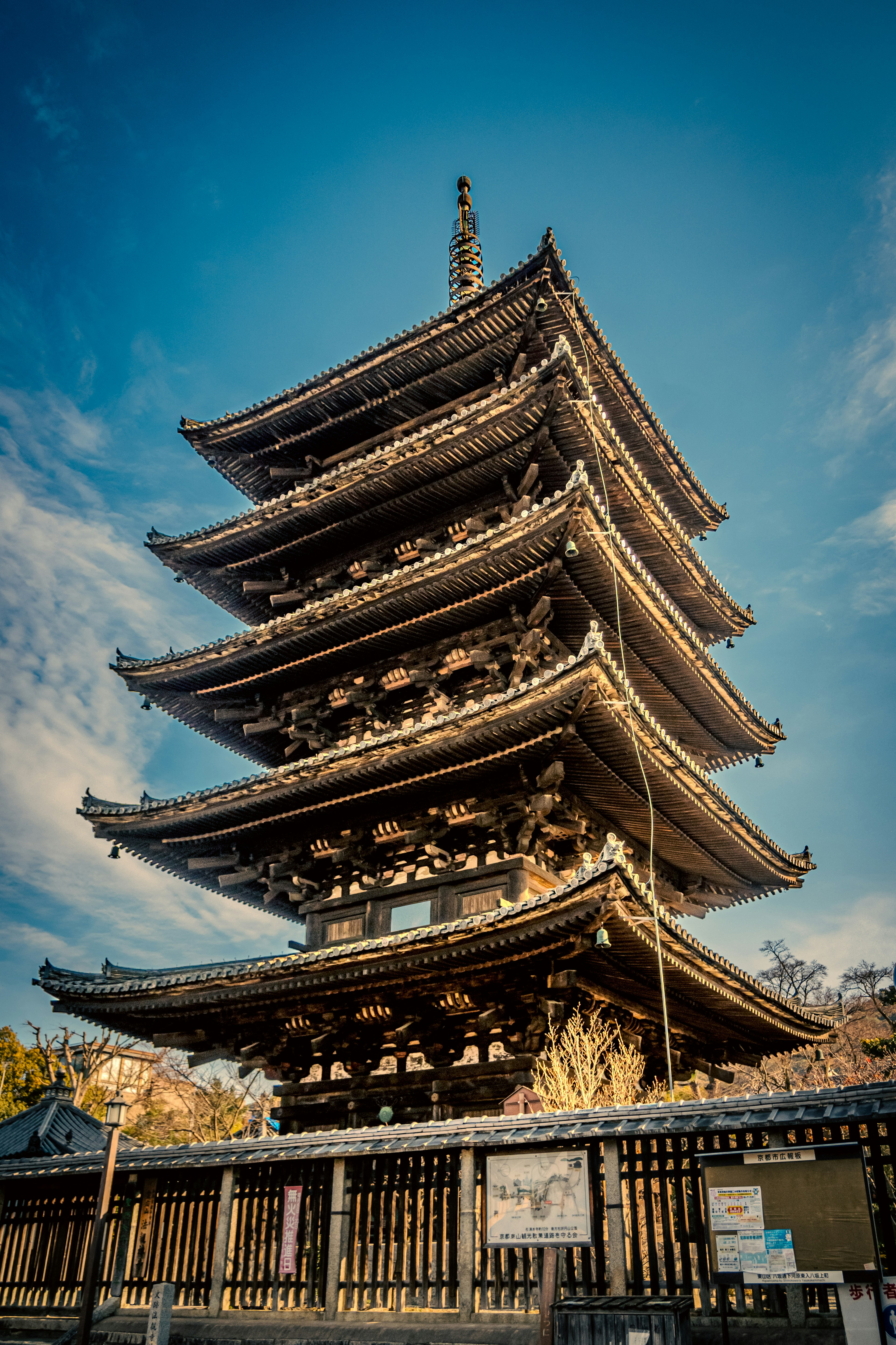 五重塔の美しい構造と青空の背景