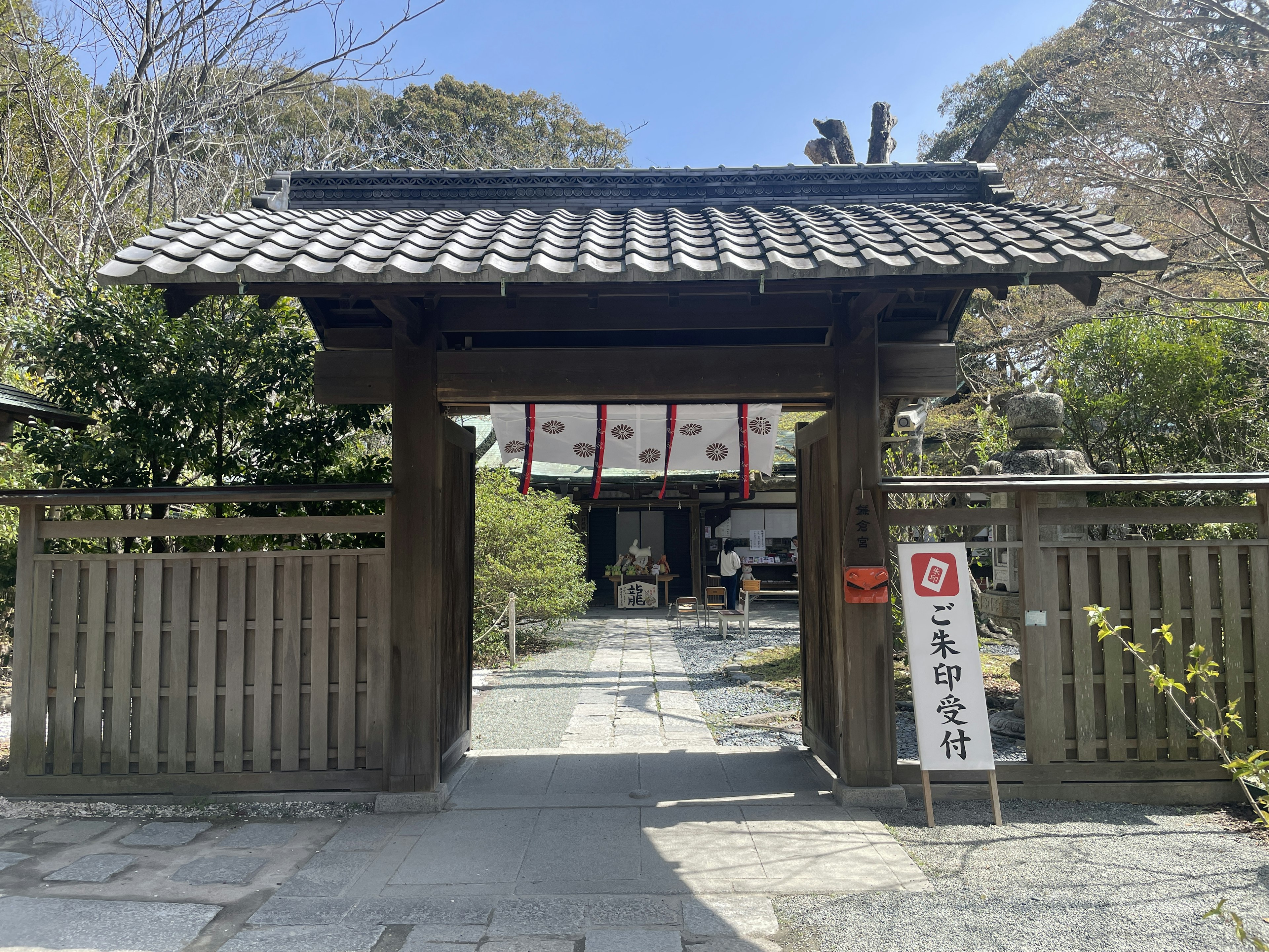 伝統的な日本の門と庭の風景