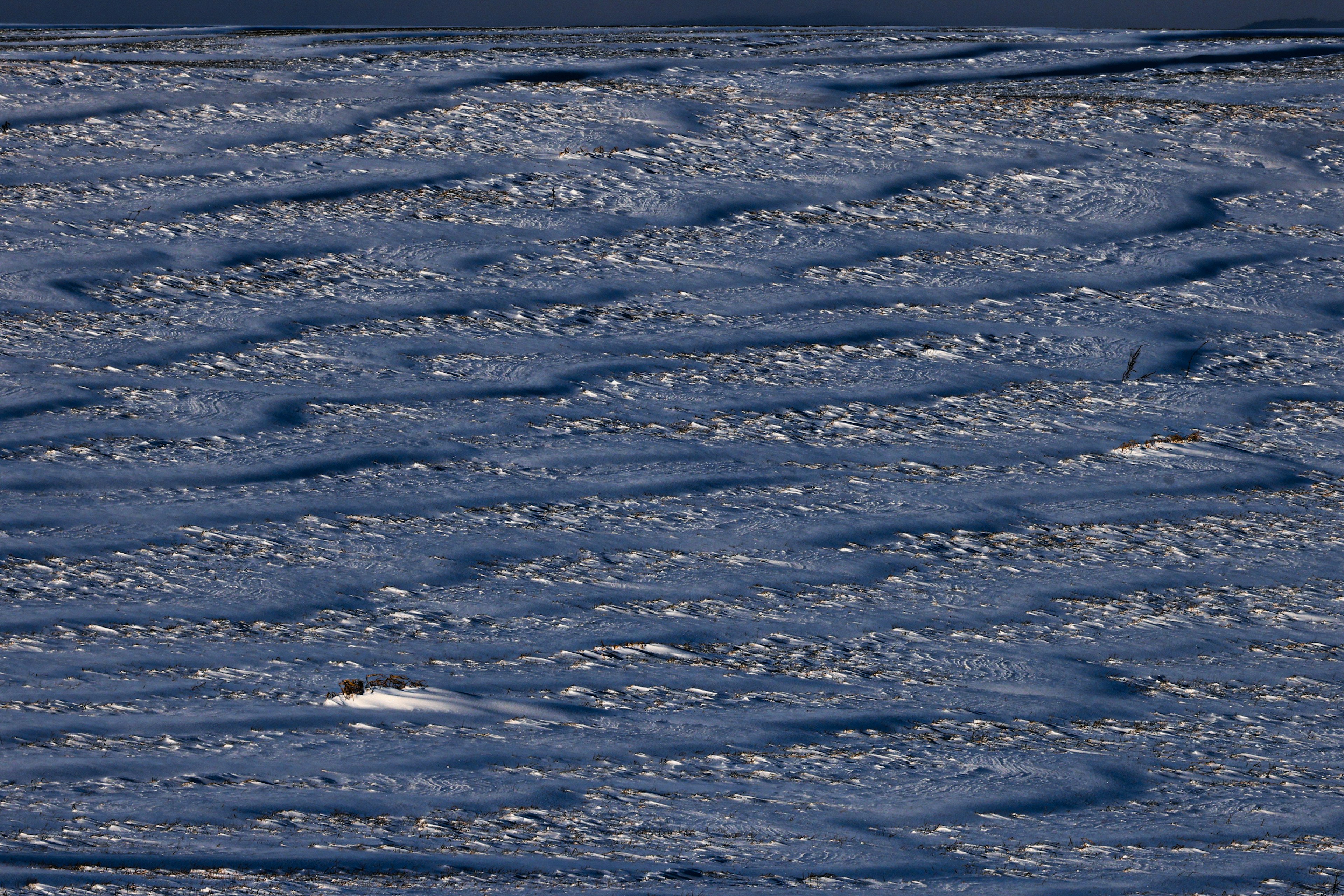 Schöne Landschaft mit gewellter blauer Wasseroberfläche