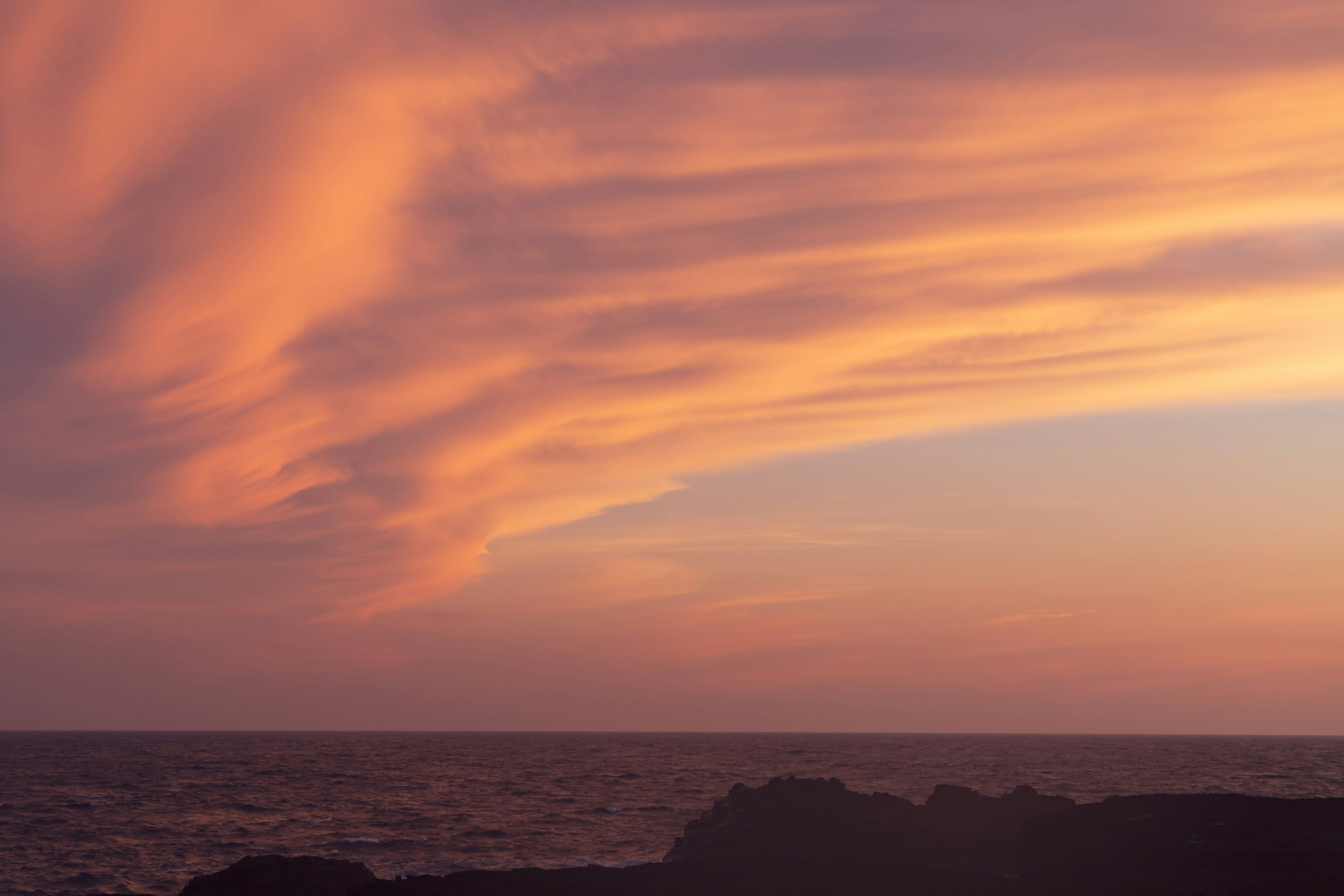 海と空の美しい夕焼けの風景