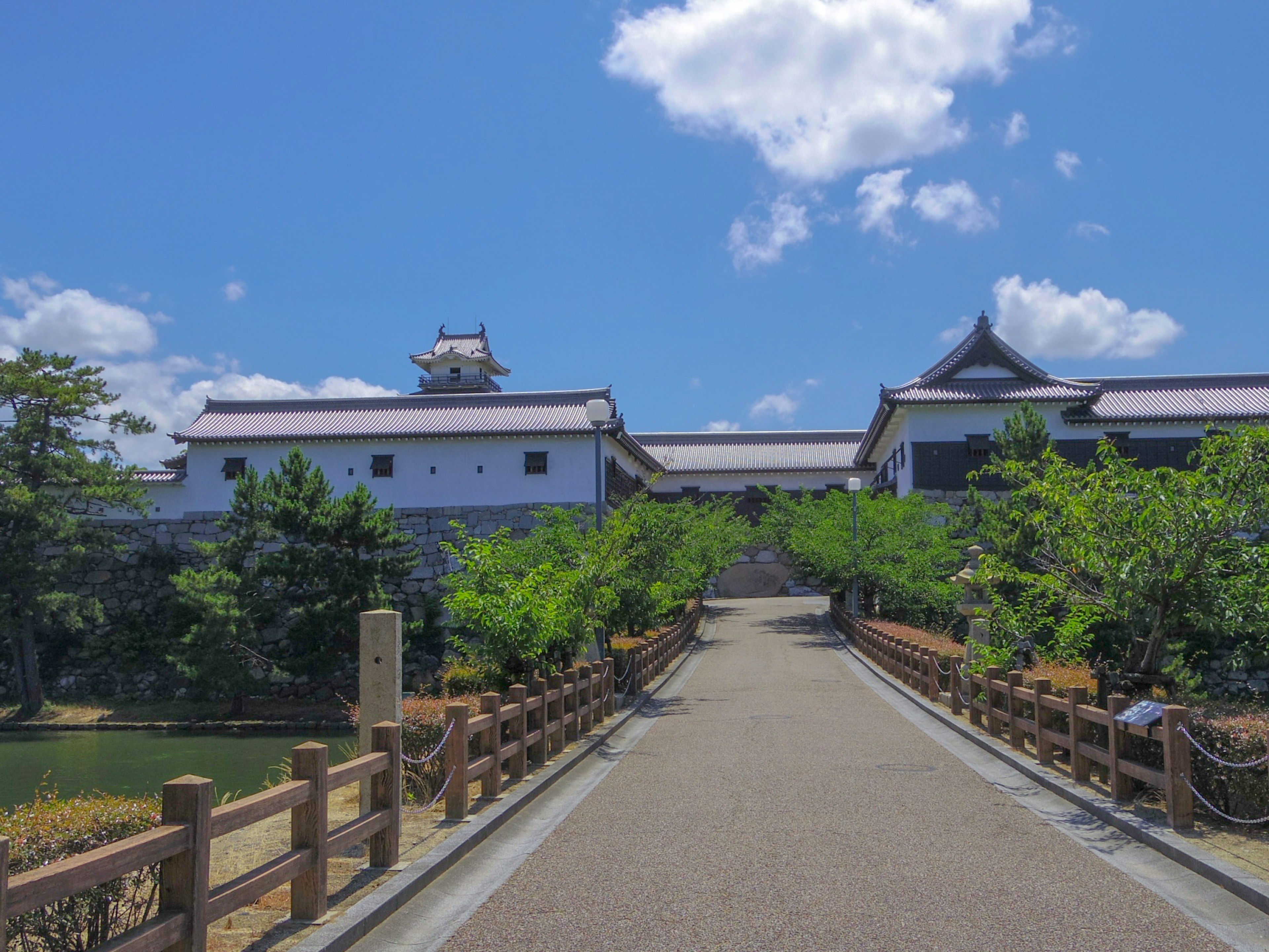 Vista escénica de un castillo y un puente bajo un cielo azul