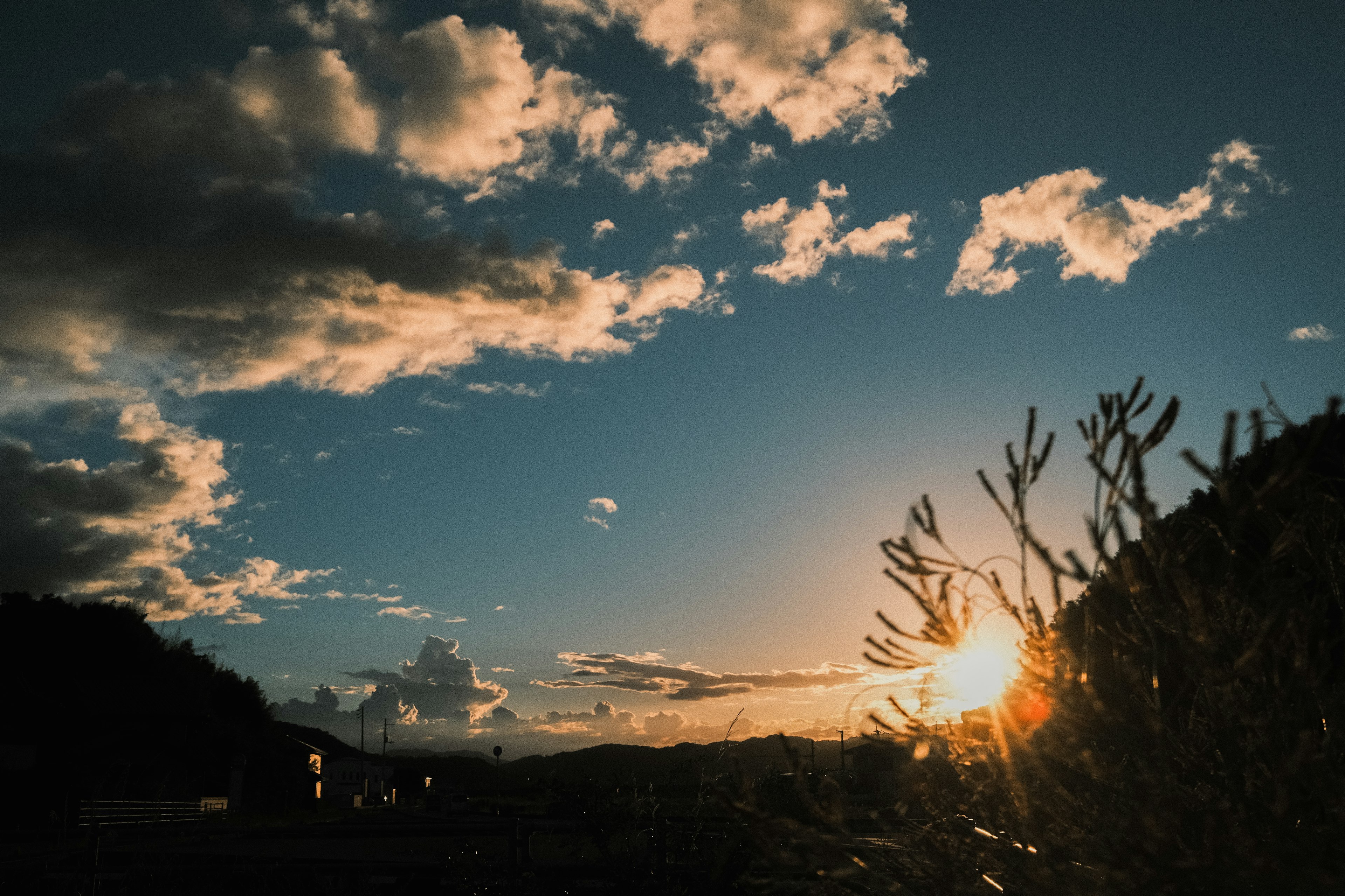 Paesaggio al tramonto con nuvole belle