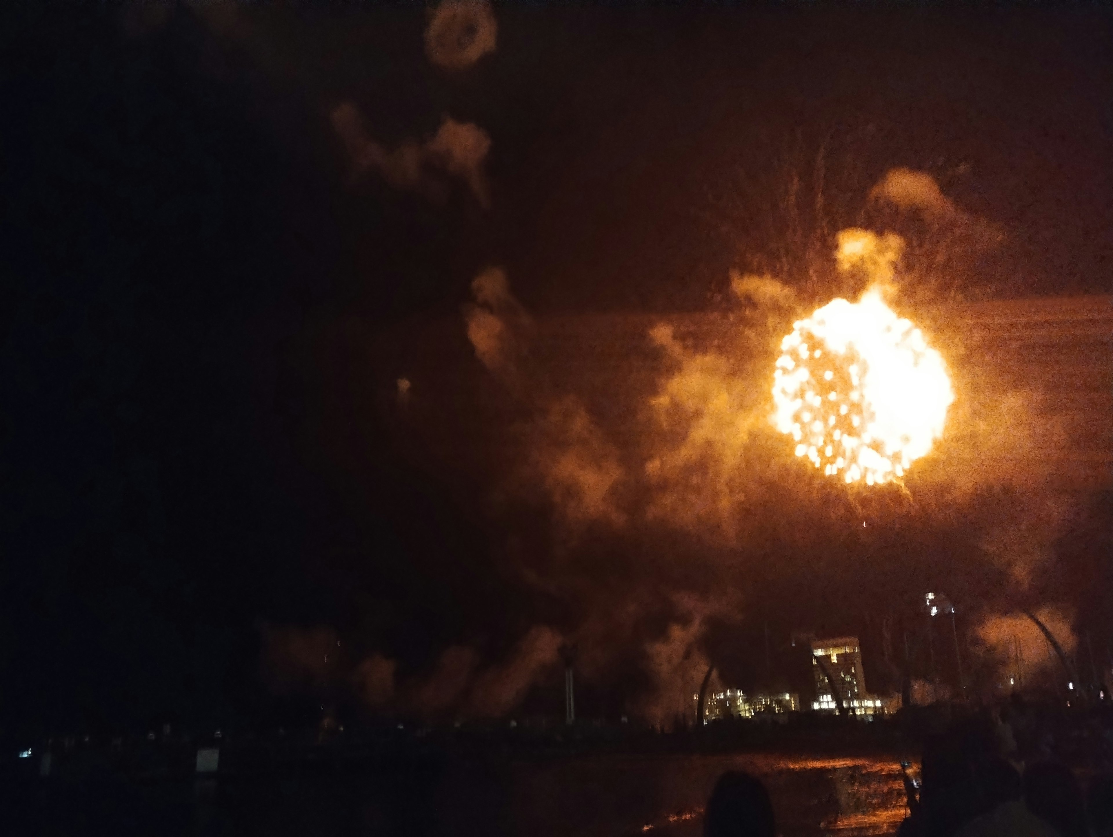 Ein großes Feuerwerk explodiert am Nachthimmel