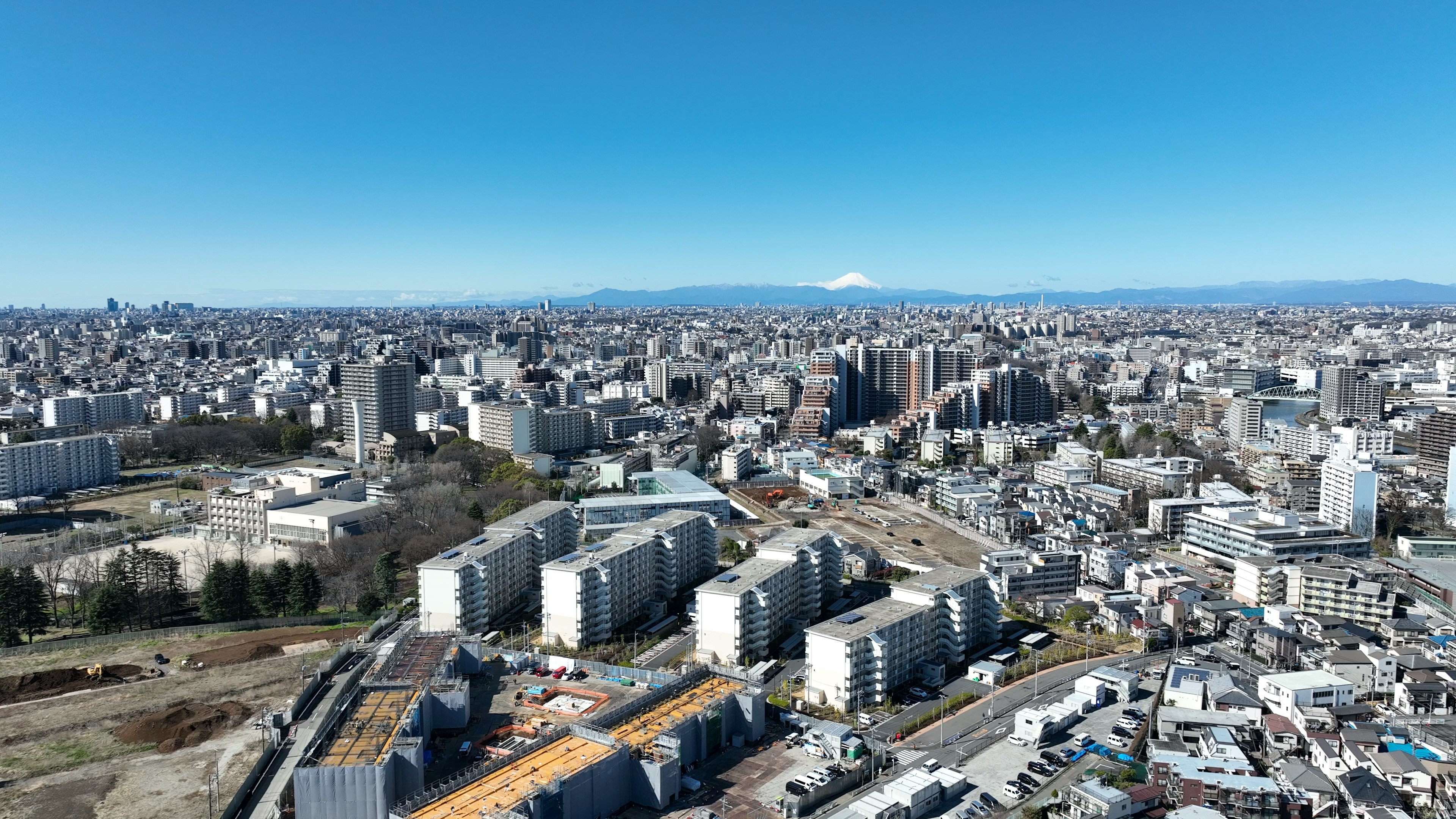 東京の都市景観のパノラマ写真 高層ビルと住宅街が広がる