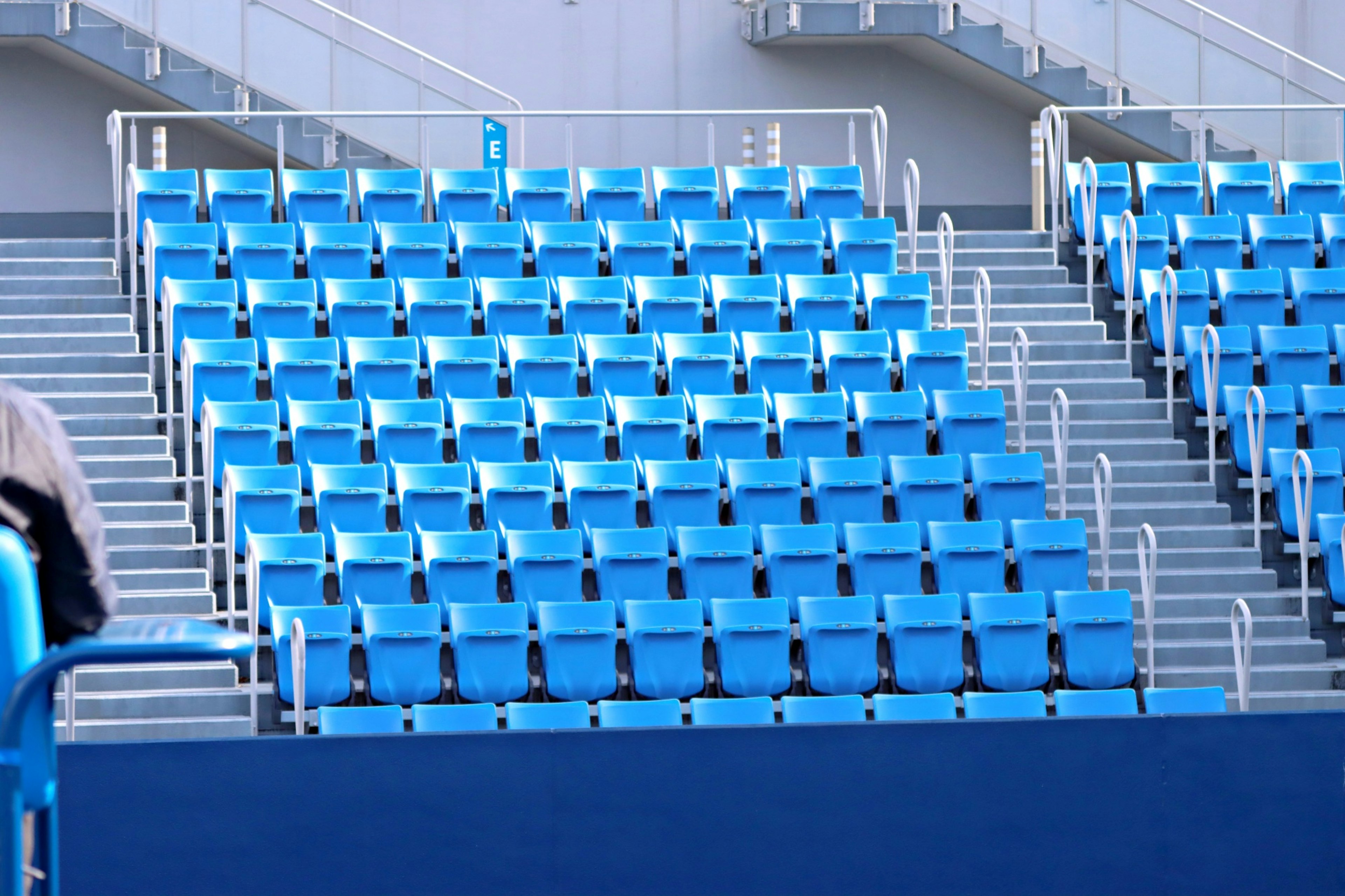 Asientos de estadio azules dispuestos ordenadamente con un diseño moderno