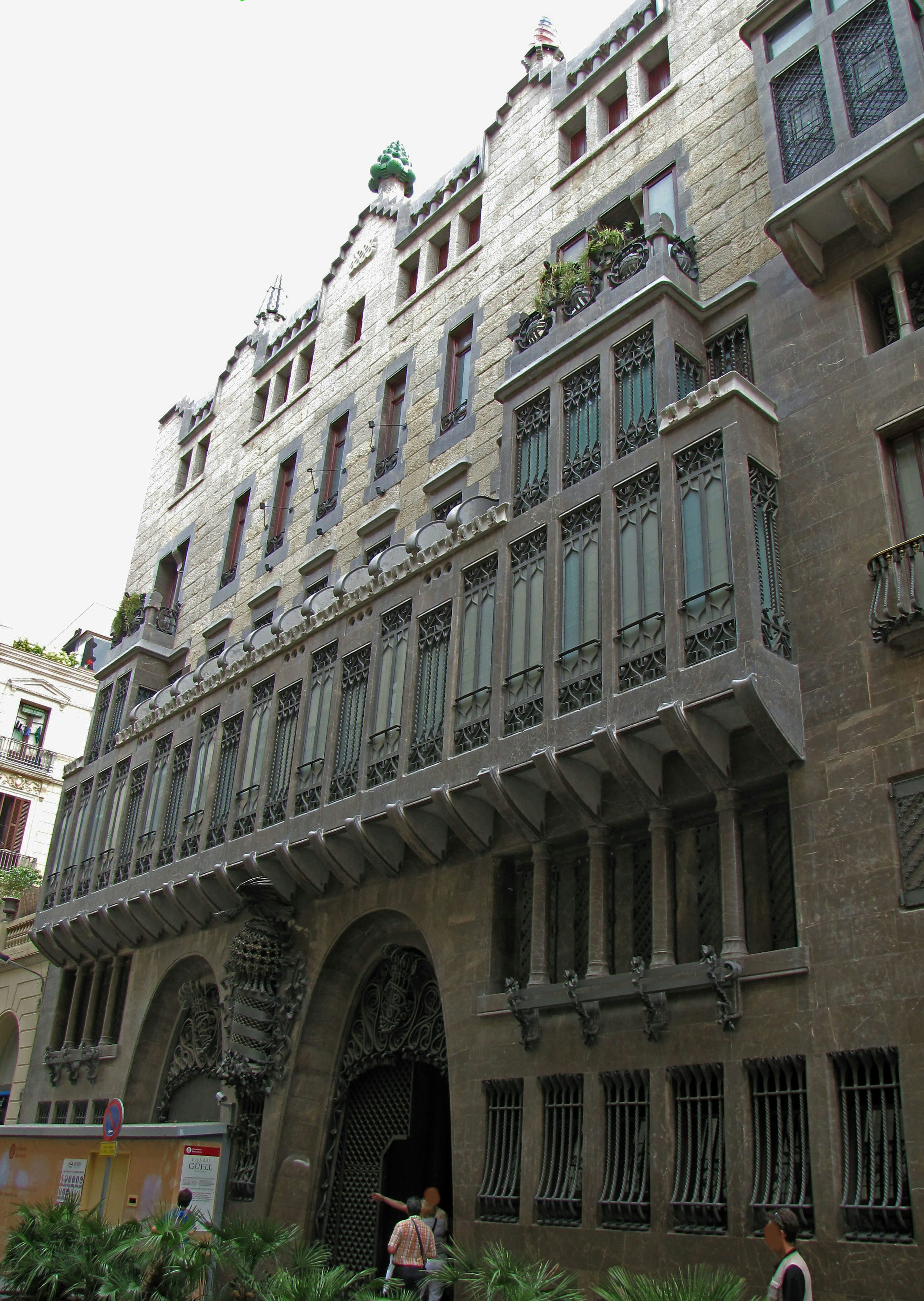 Bella facciata di un edificio modernista a Barcellona