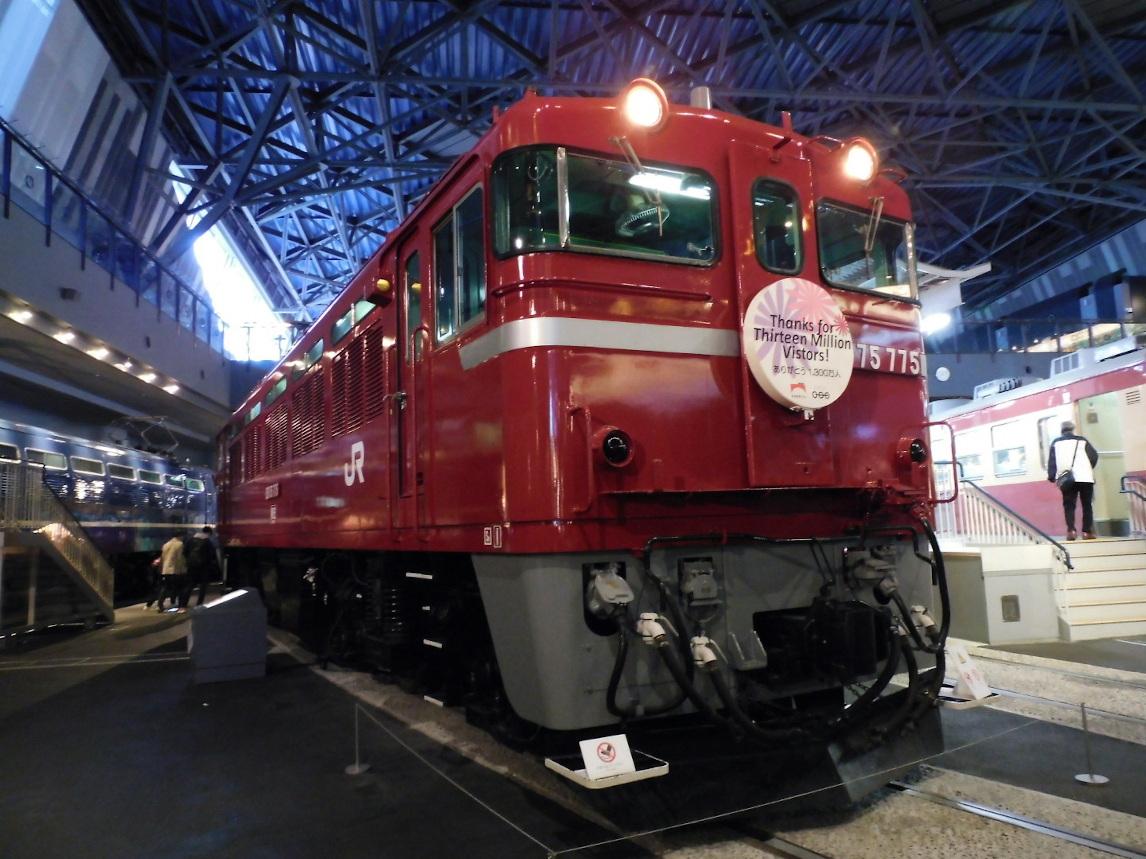 赤い機関車が博物館に展示されている