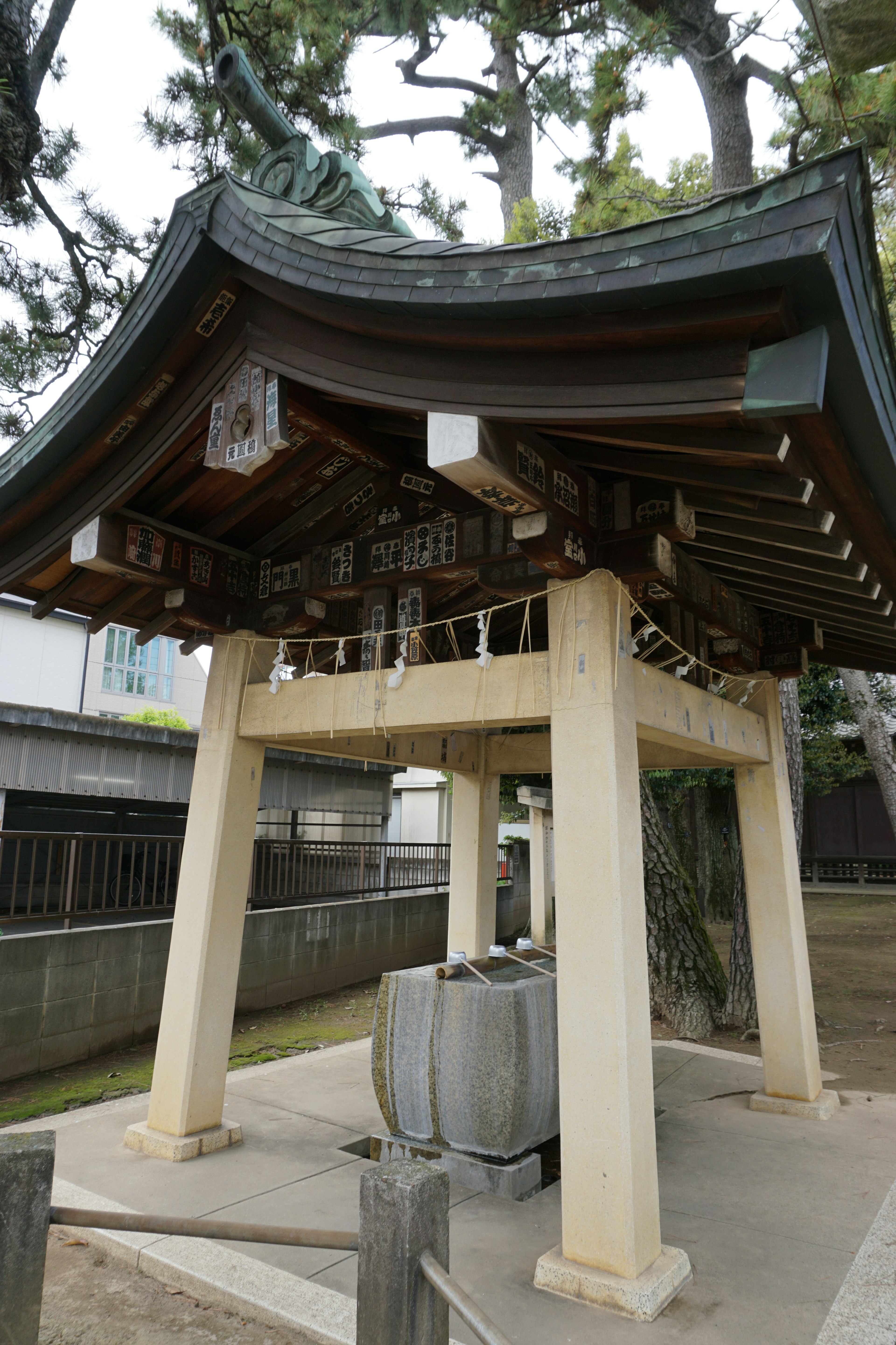 Struktur kolam air tradisional di bawah torii