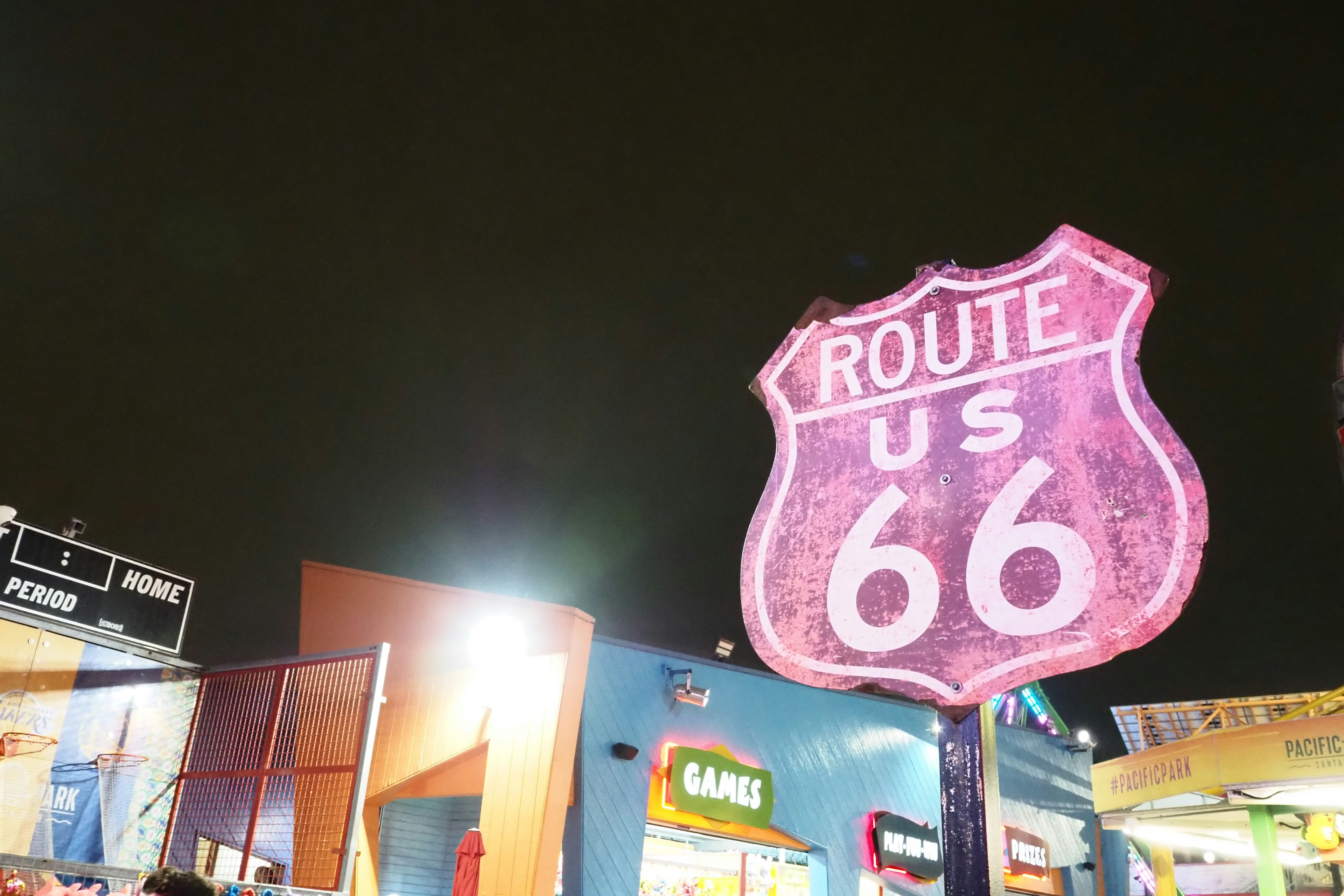 Papan Route 66 yang diterangi di malam hari