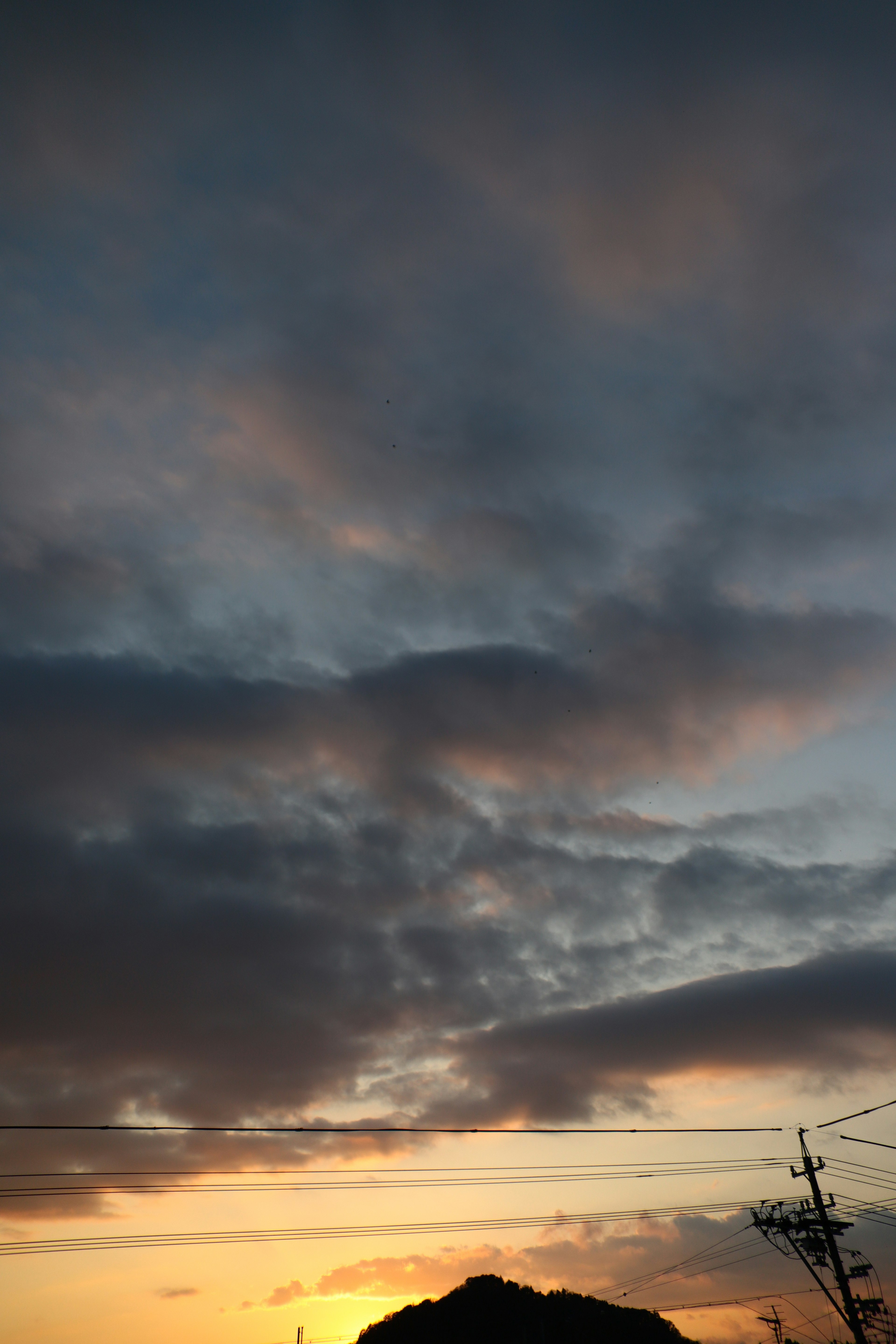 Landschaft mit Sonnenuntergangsnebeln und Silhouette eines Berges