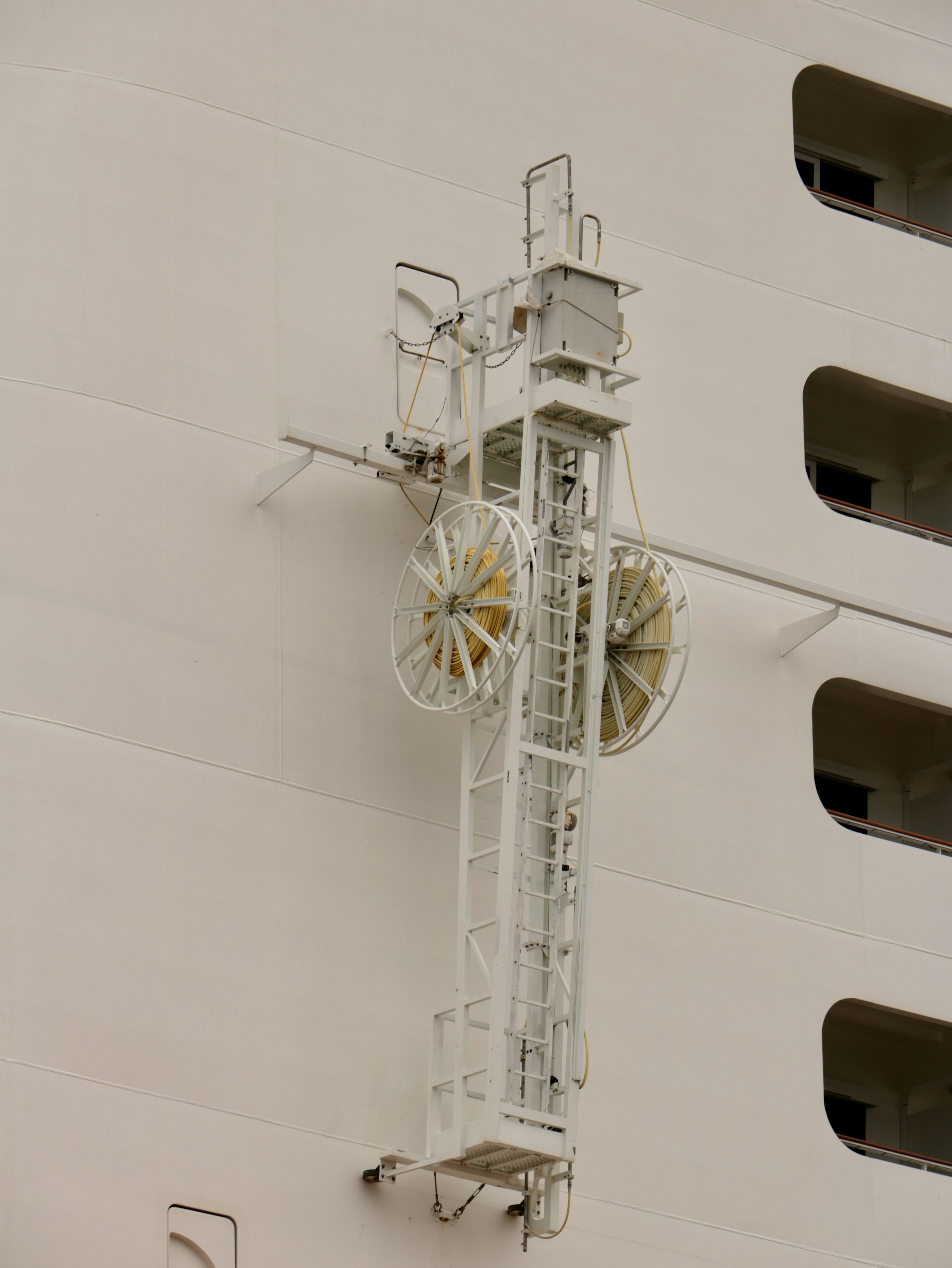 Appareil en forme de grue blanche monté sur le côté d'un navire