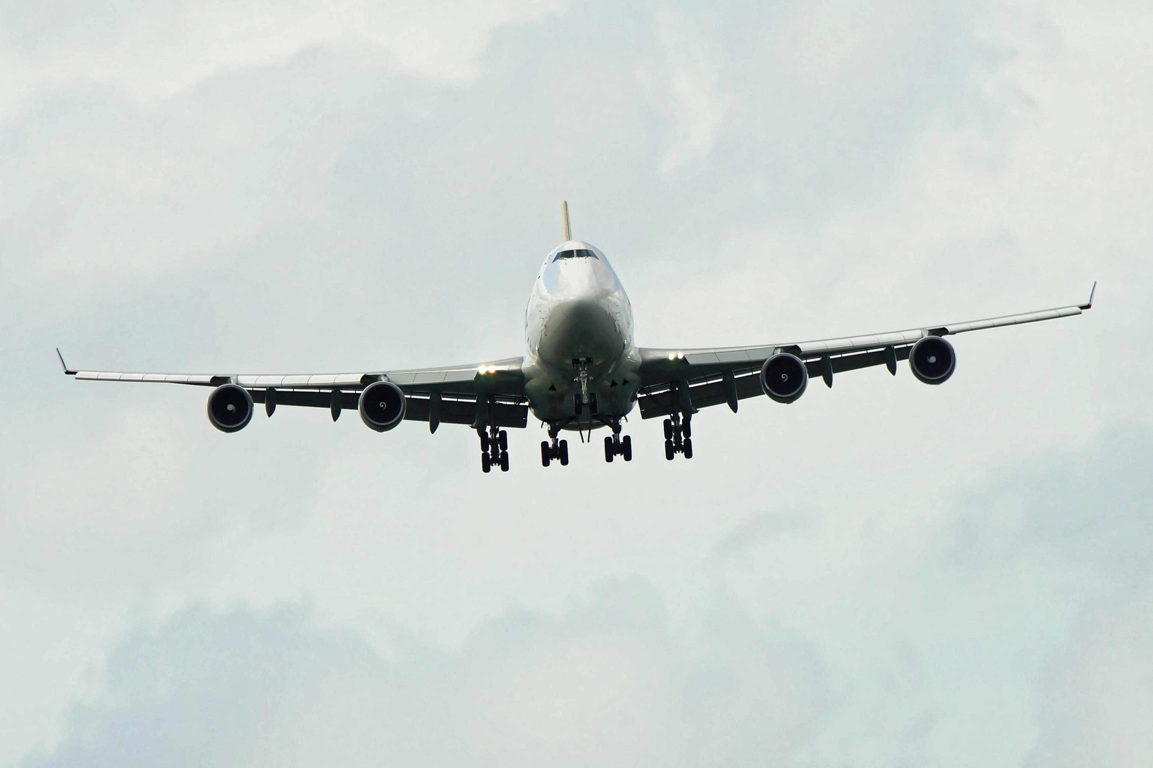 Imagen de un avión acercándose de frente en el cielo