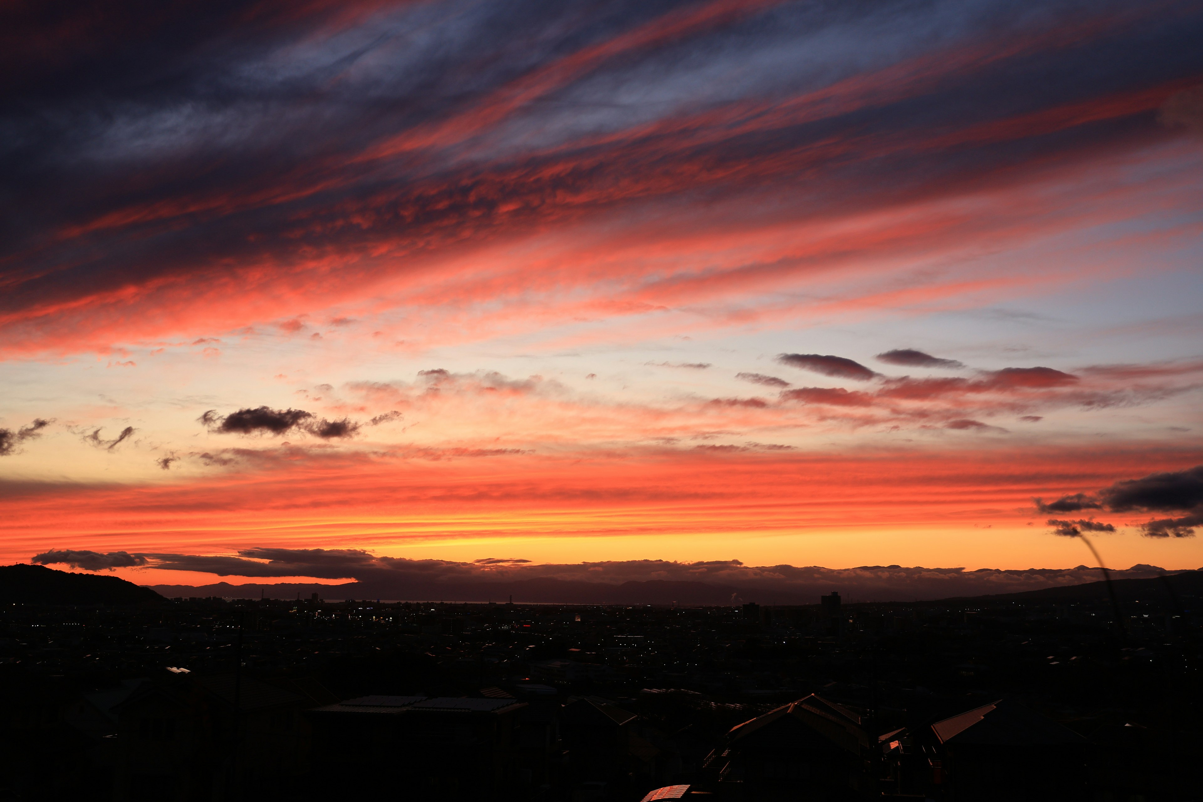 Cielo al tramonto con nuvole vibranti