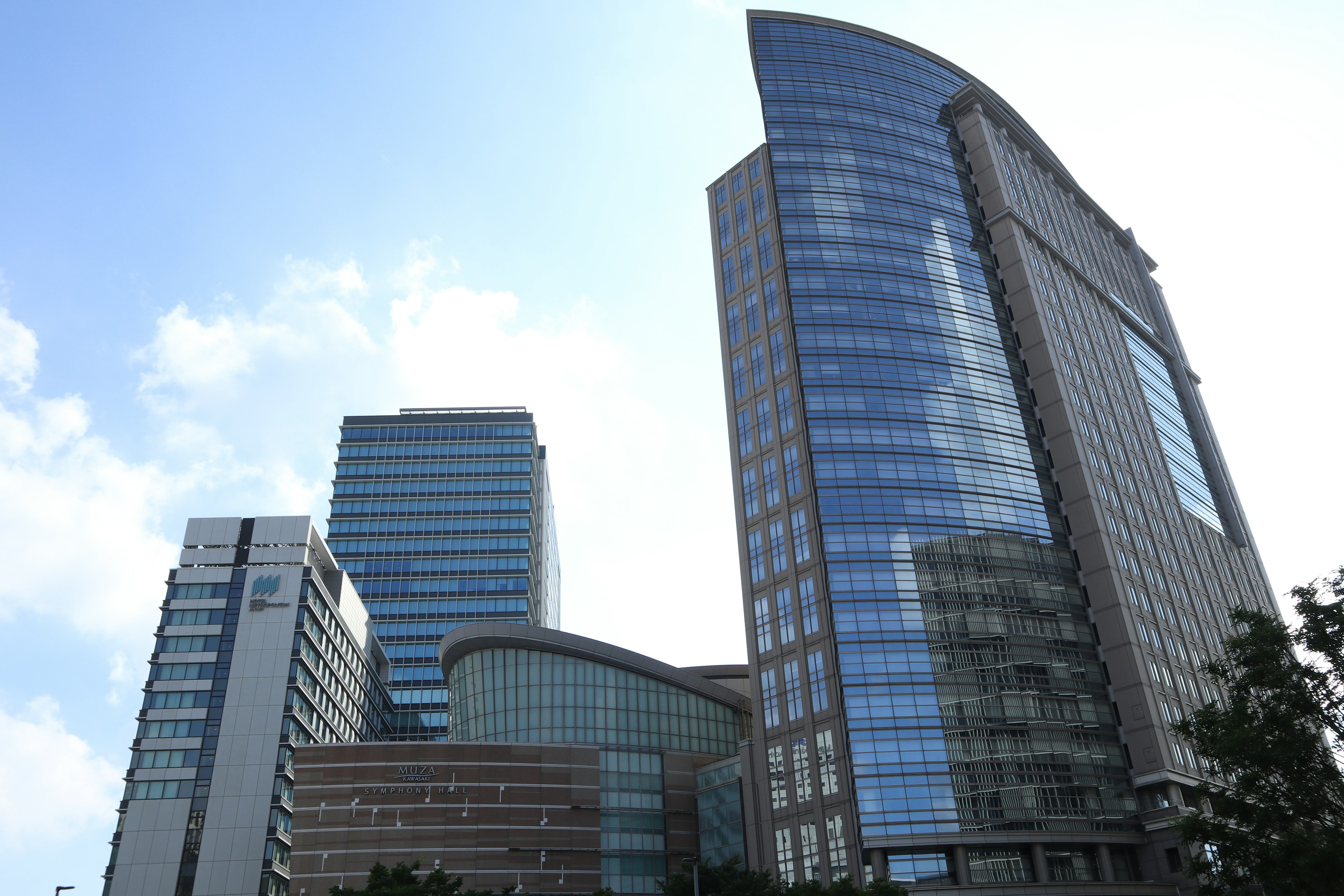 Orizzonte con edifici moderni in vetro e cielo blu chiaro