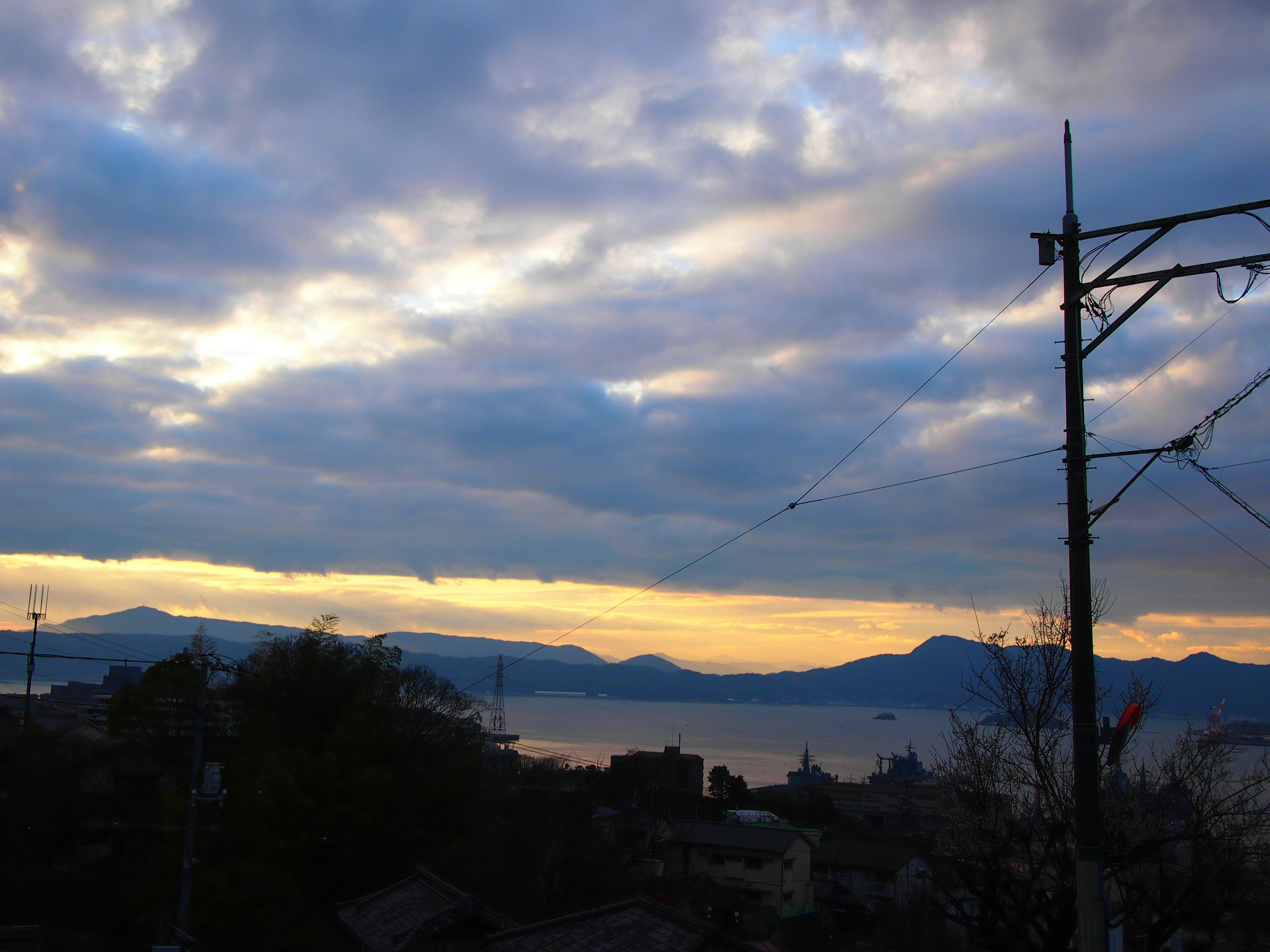 日落天空与背景中的山脉的风景