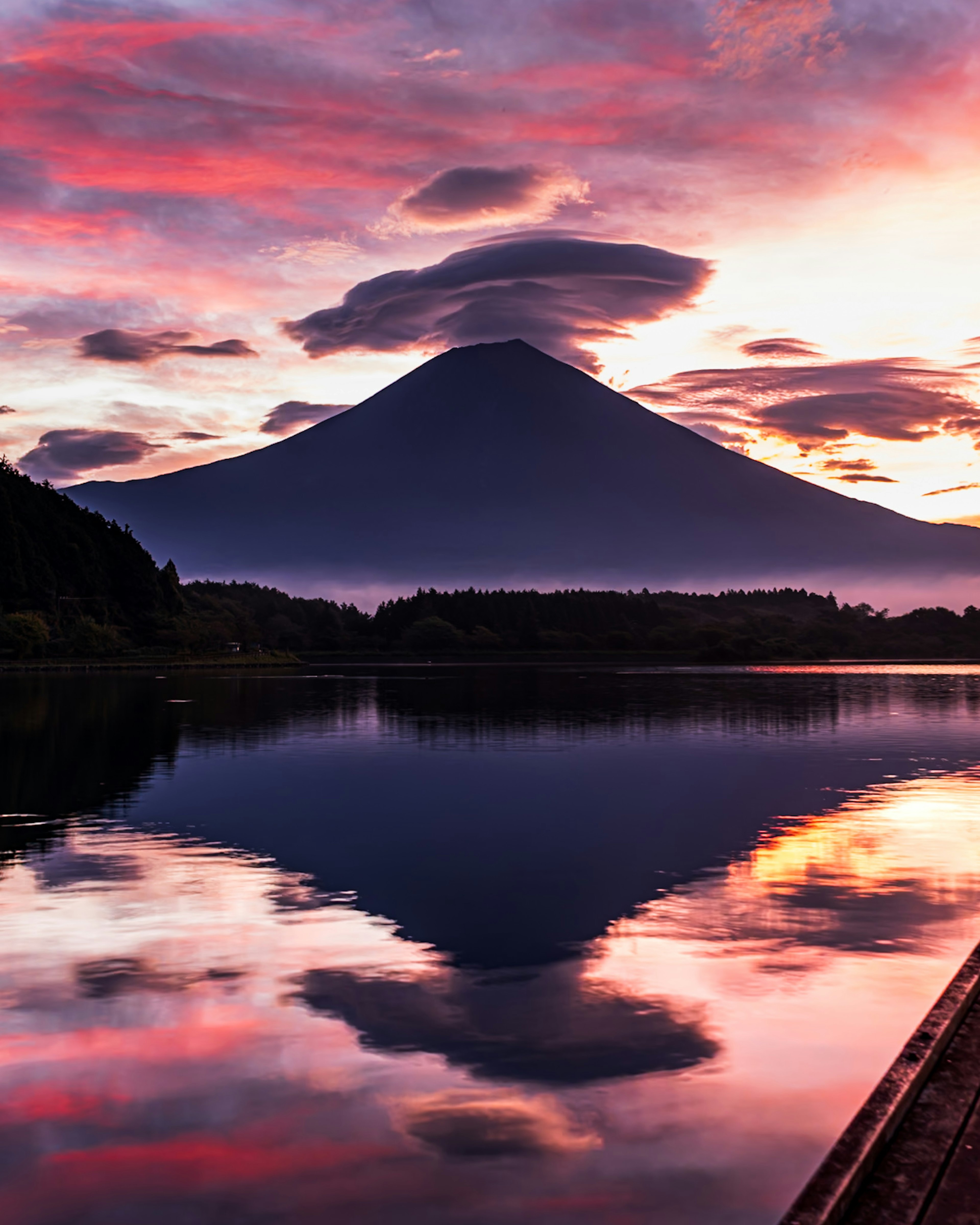 富士山の美しい夕焼けと湖の反射