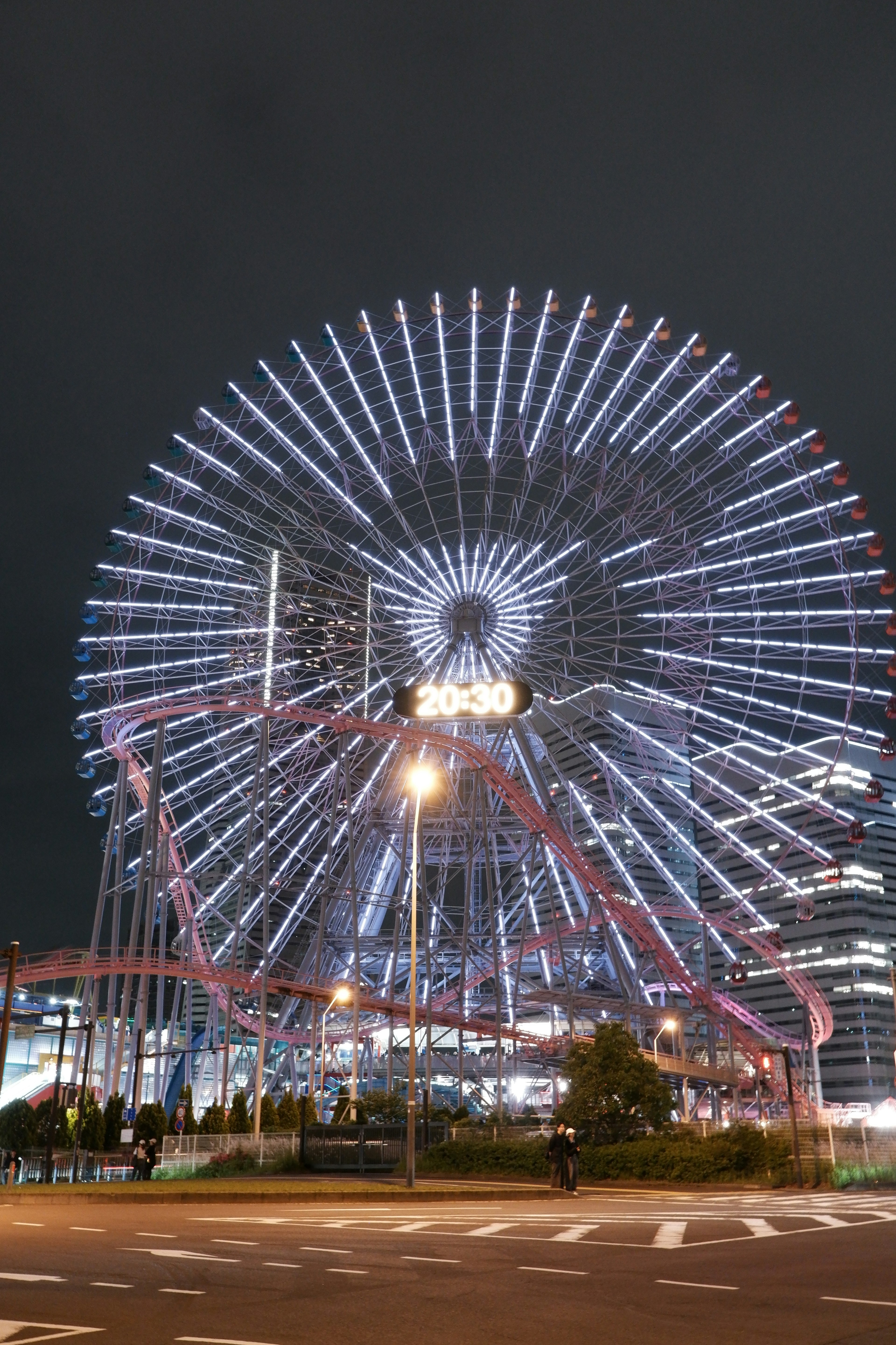 夜の観覧車が美しいイルミネーションで輝いている