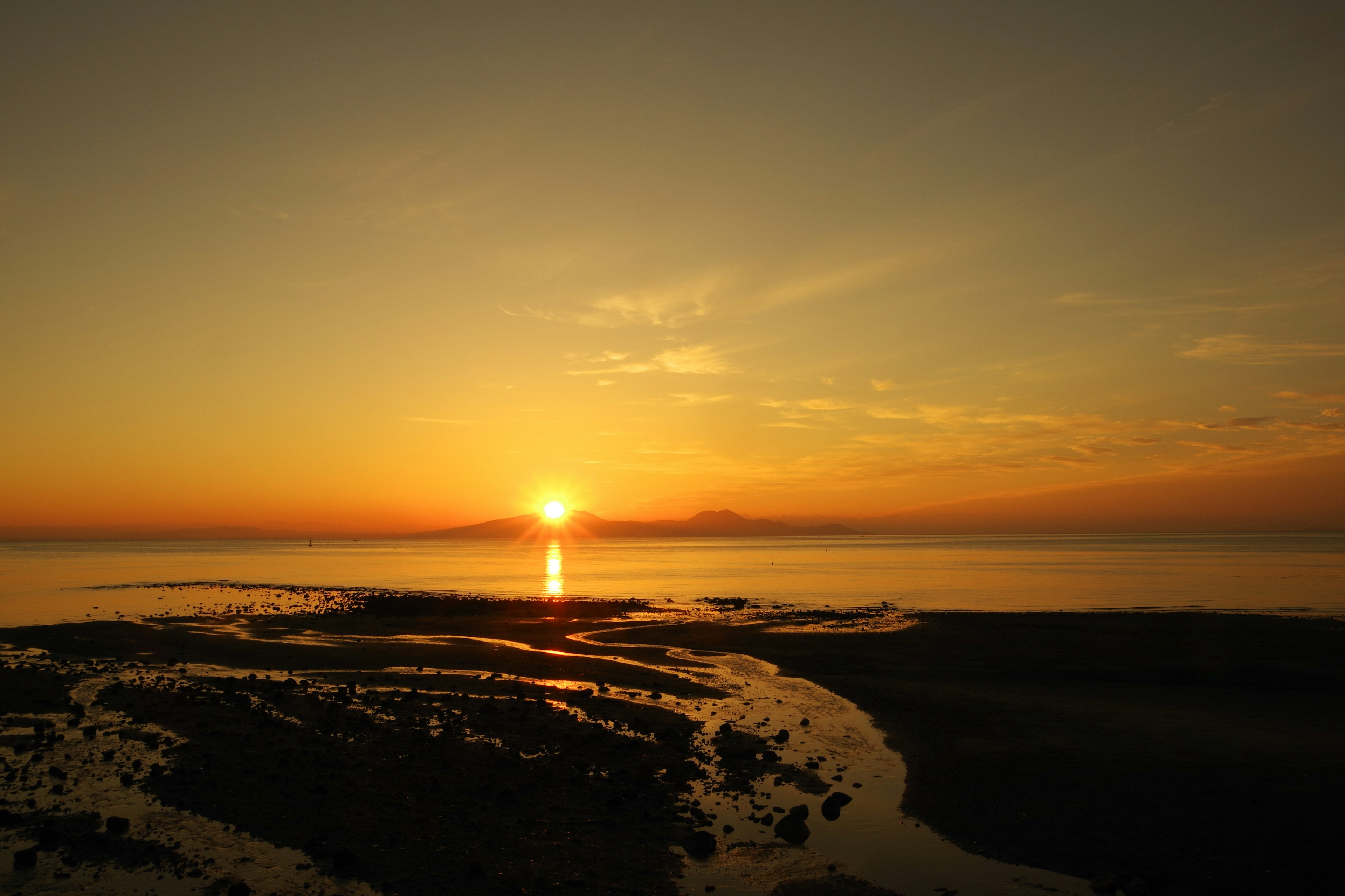 Schöne Landschaft des Sonnenuntergangs über dem Ozean