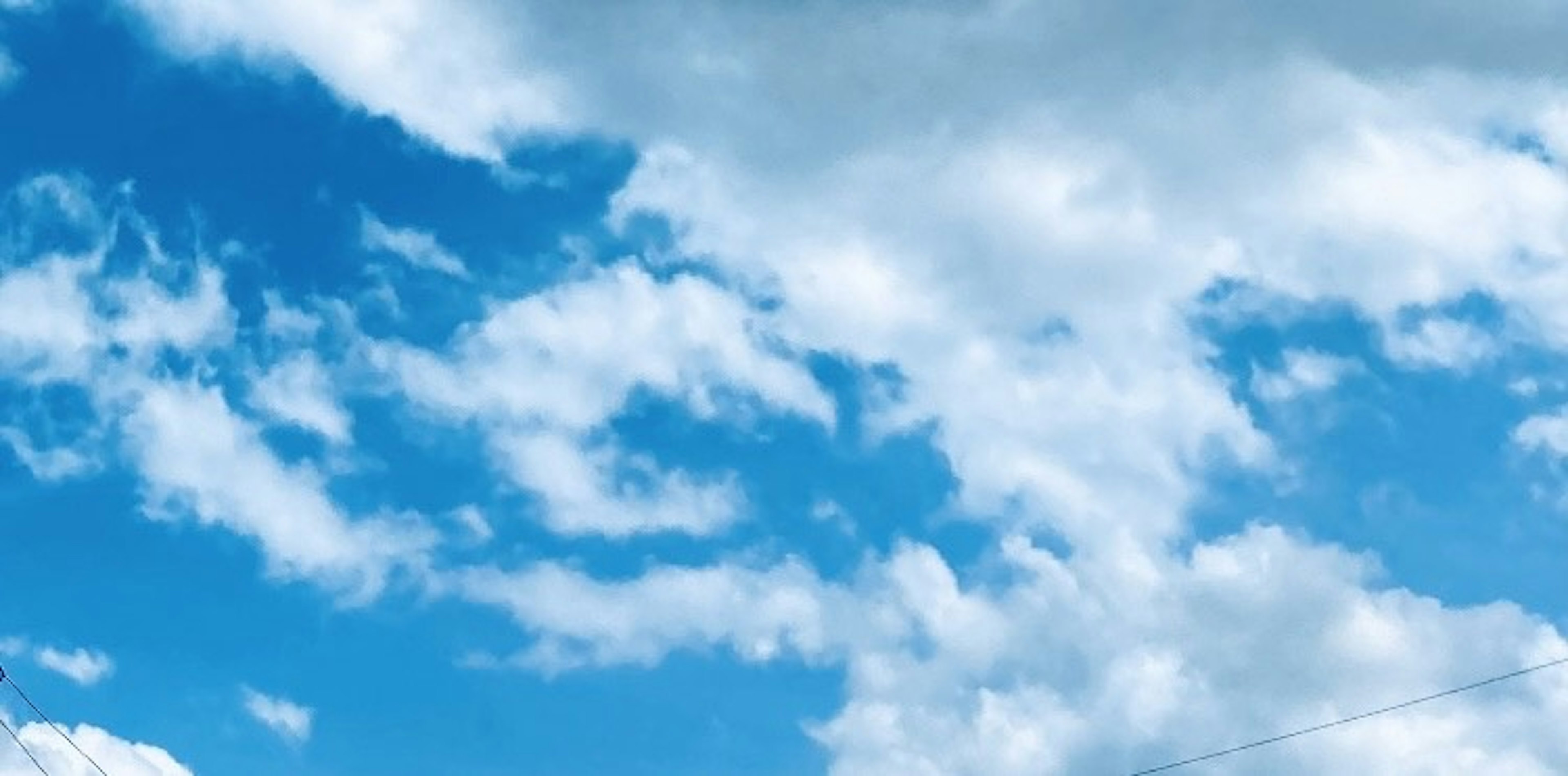 Ciel bleu avec des nuages blancs