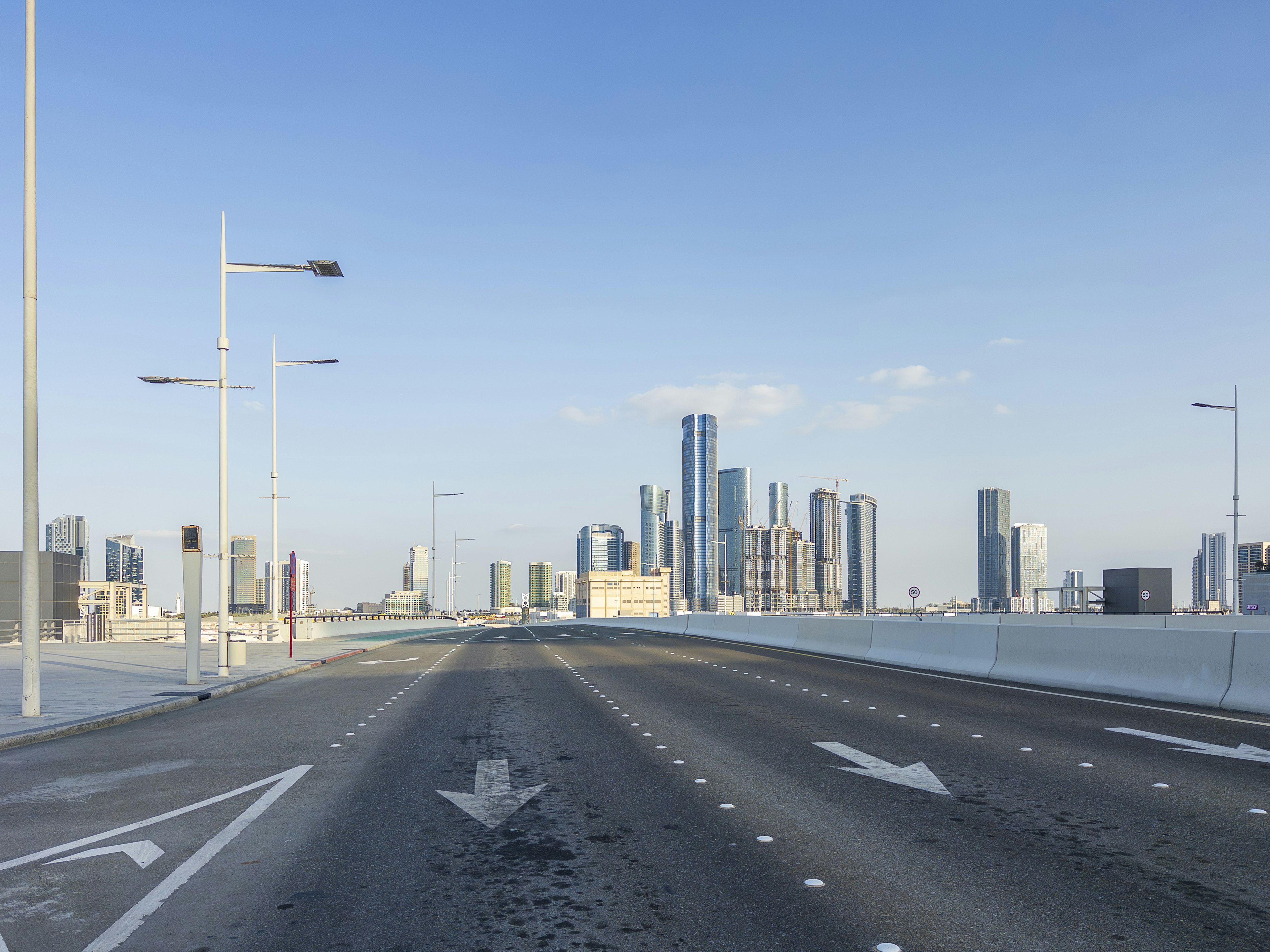 広い道路と高層ビルの景色が広がる都市風景