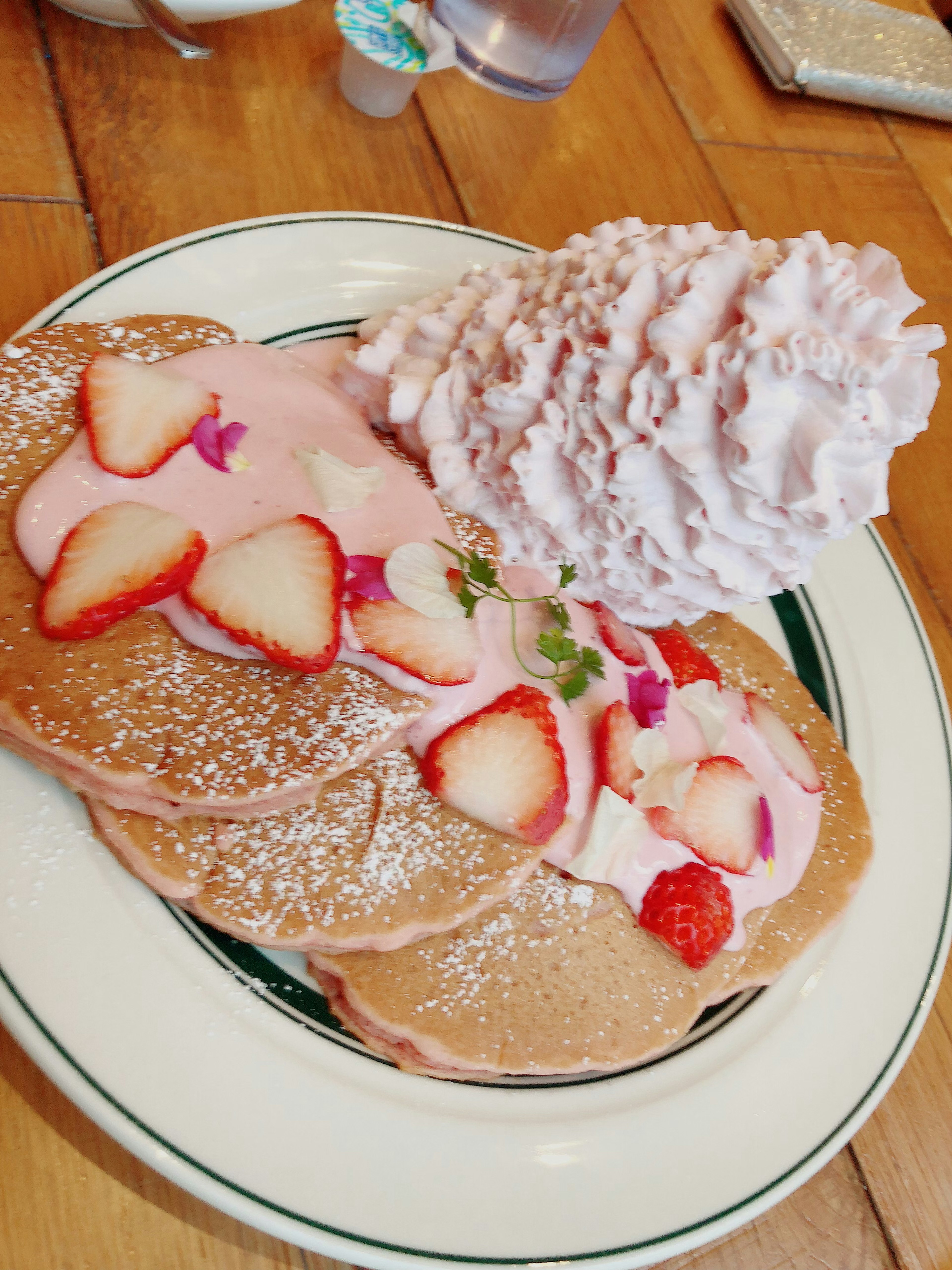 ストロベリークリームをのせたパンケーキのプレート