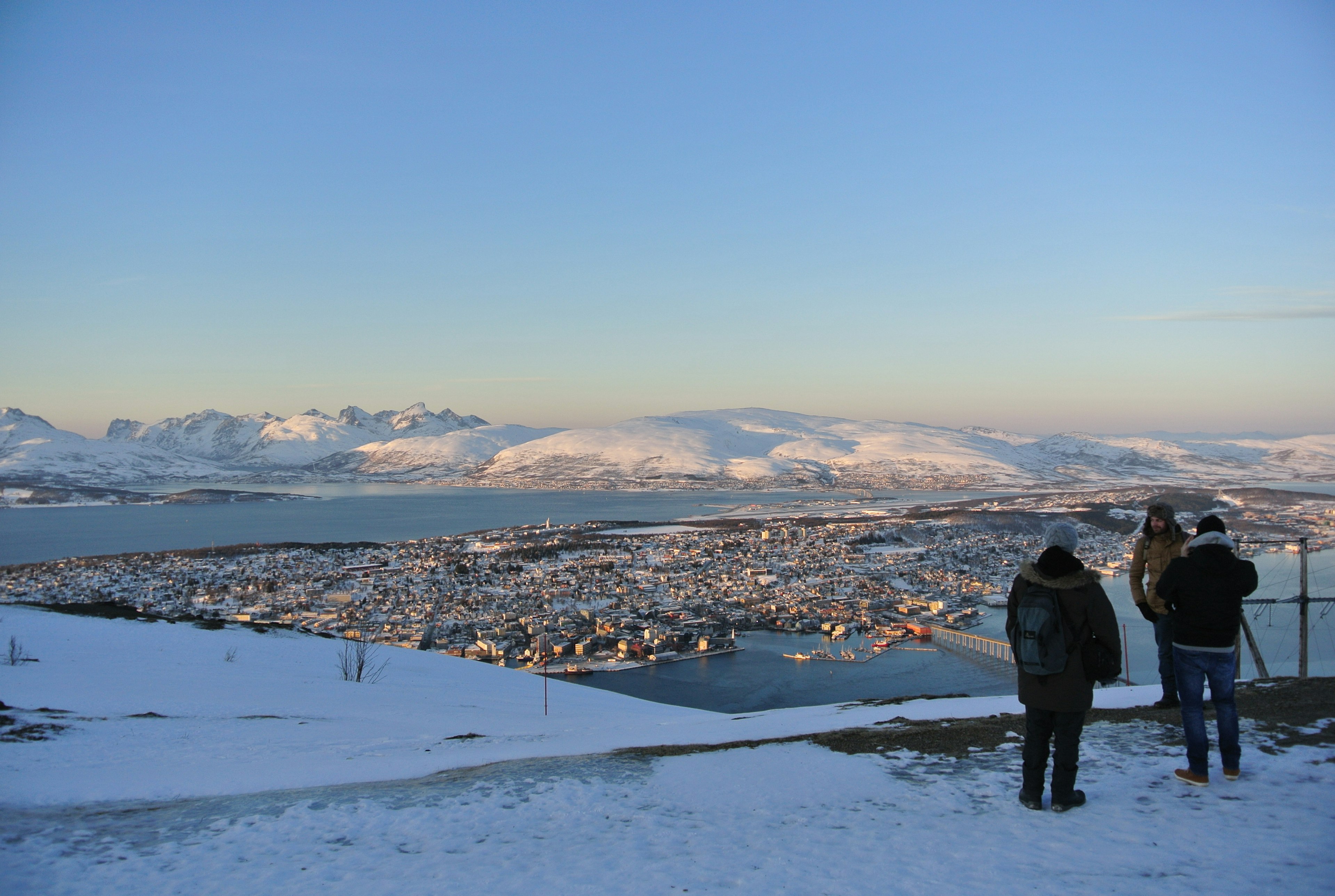 Panoramablick auf eine verschneite Stadt von einem Berg