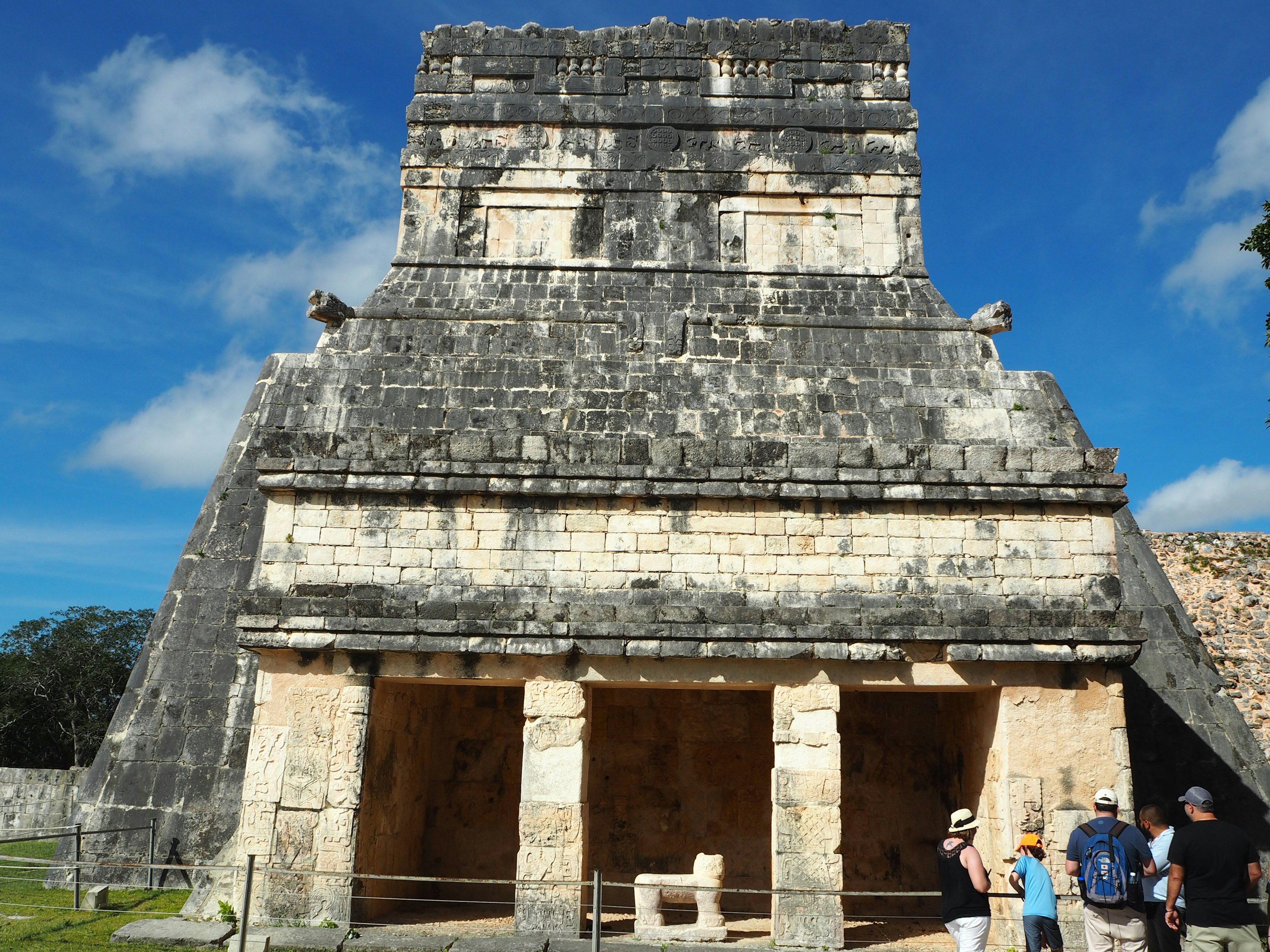 Des touristes devant le bâtiment El Castillo sur le site ancien maya de Chichen Itza