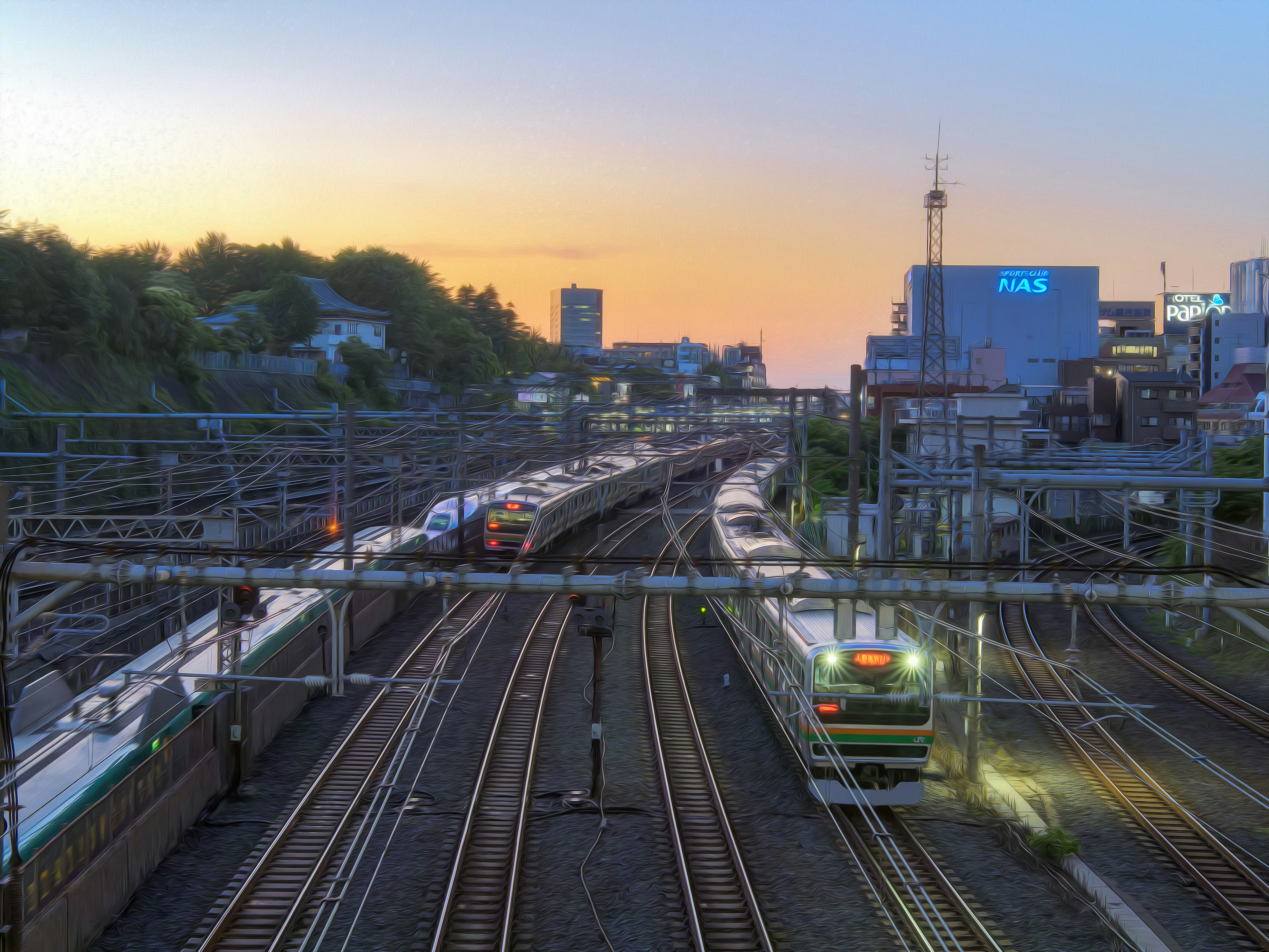 夕暮れの空を背景にした鉄道の風景 複数の列車と複雑な線路が見える