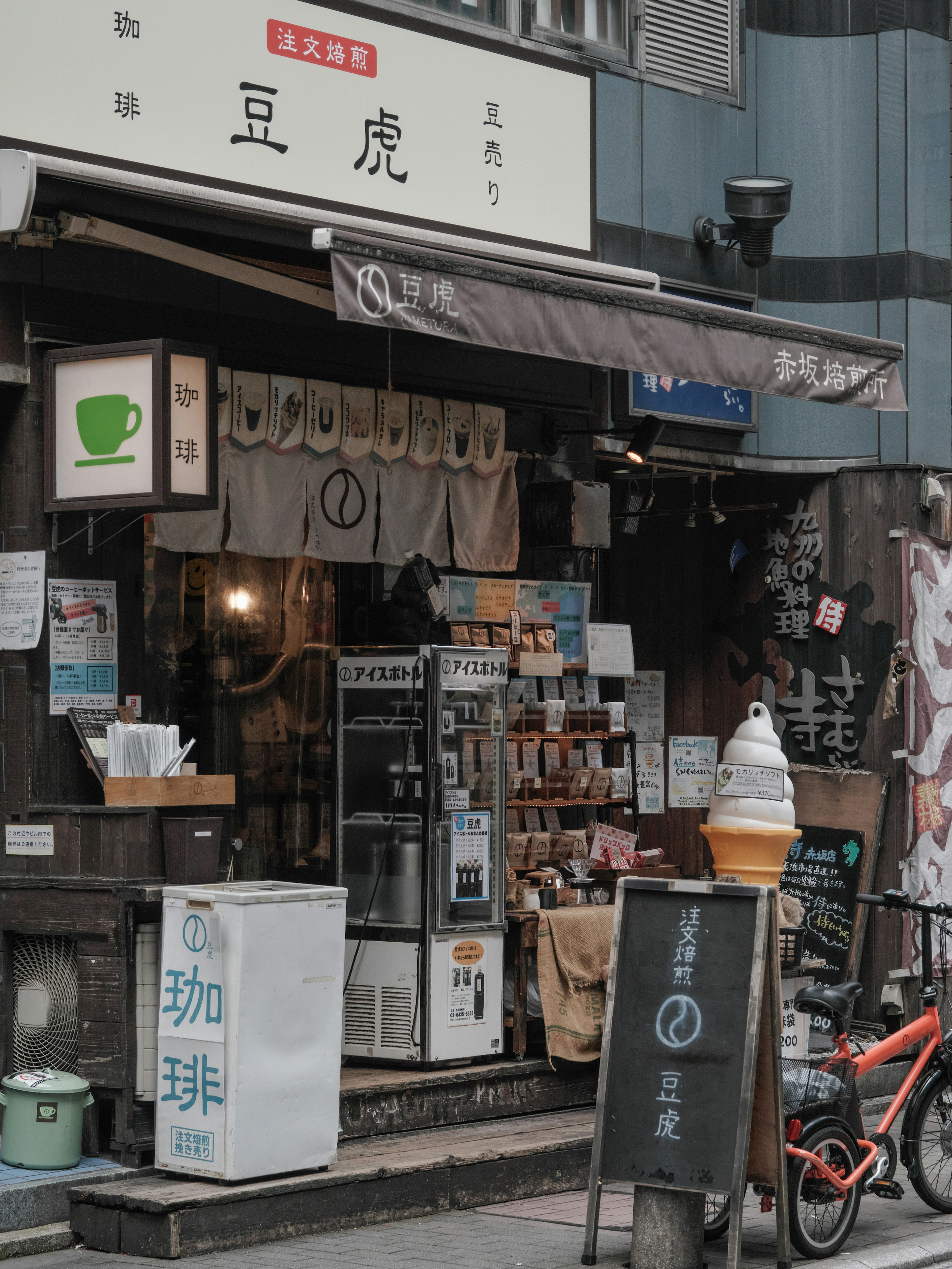 カフェの外観には、コーヒーやアイスクリームの看板があり、さまざまな商品が並んでいる