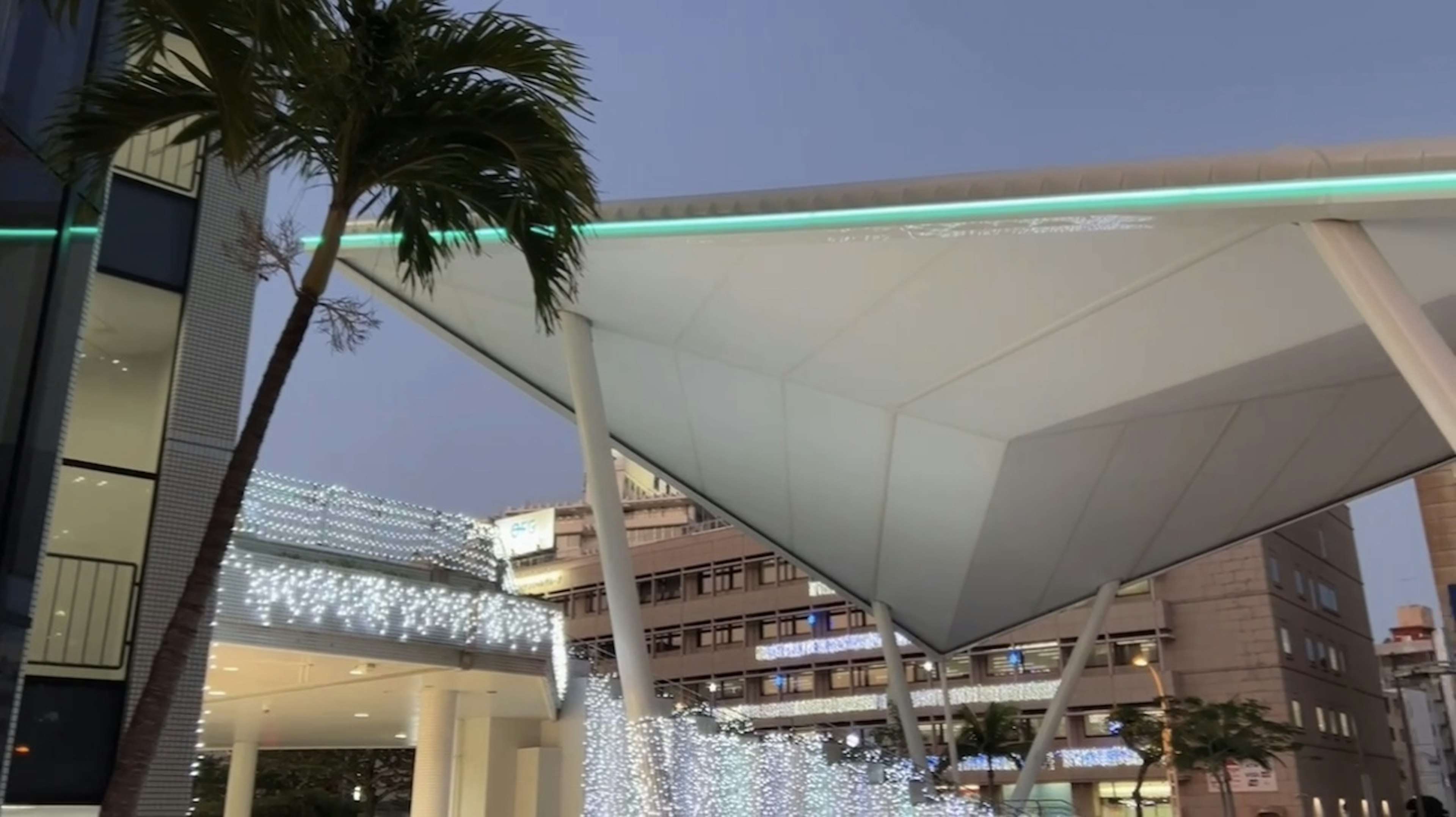 Architecture moderne avec une fontaine d'eau dans un cadre nocturne