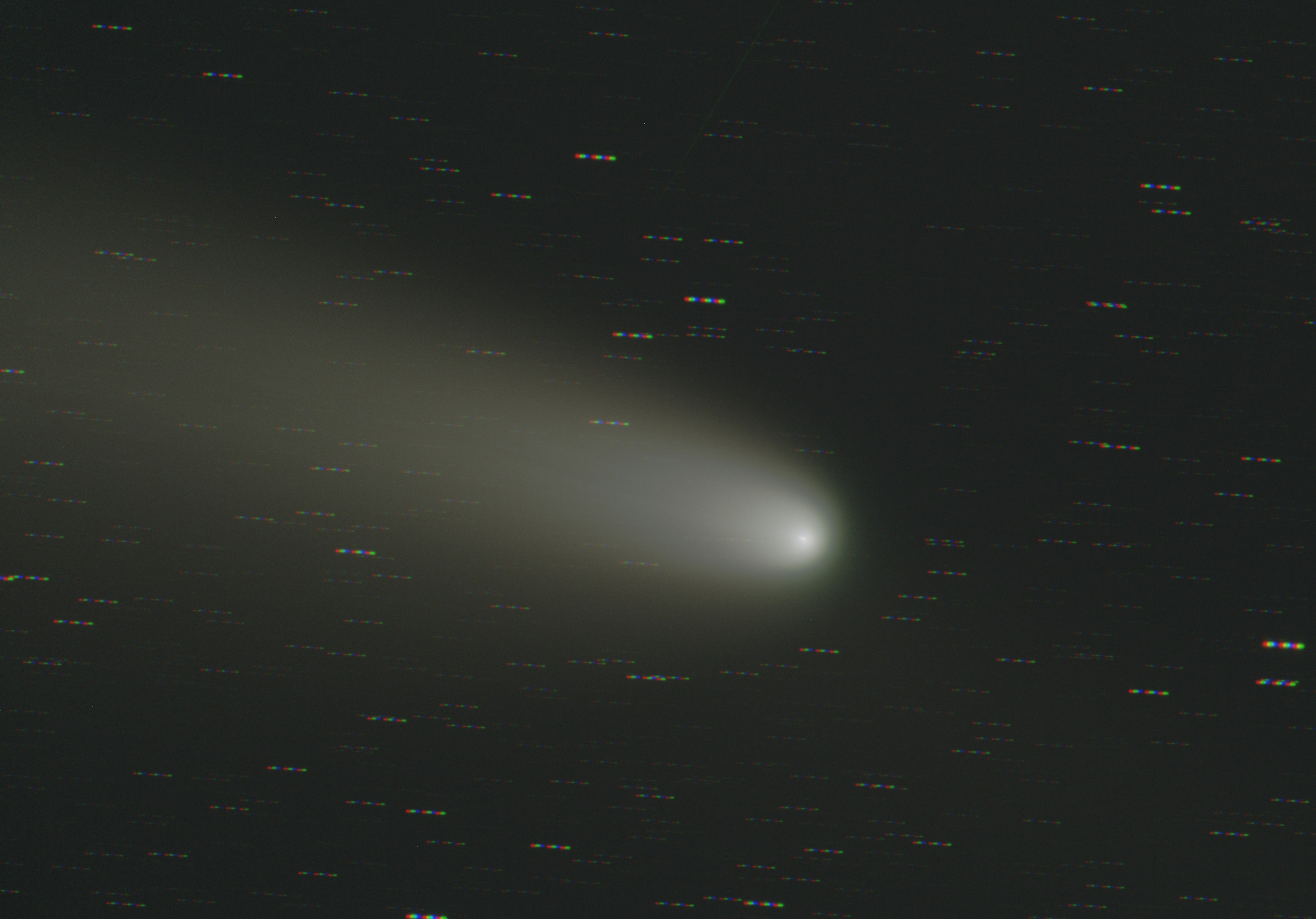 Immagine di una cometa con una scia luminosa nello spazio